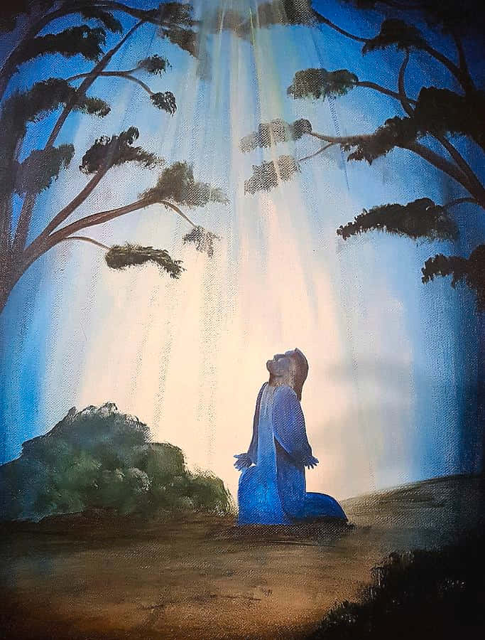 耶穌靜默禱告沉思 壁紙 — 一個身穿藍色的人物跪在神聖光線下，光線穿過黑暗樹木，映照在寧靜的森林場景中。