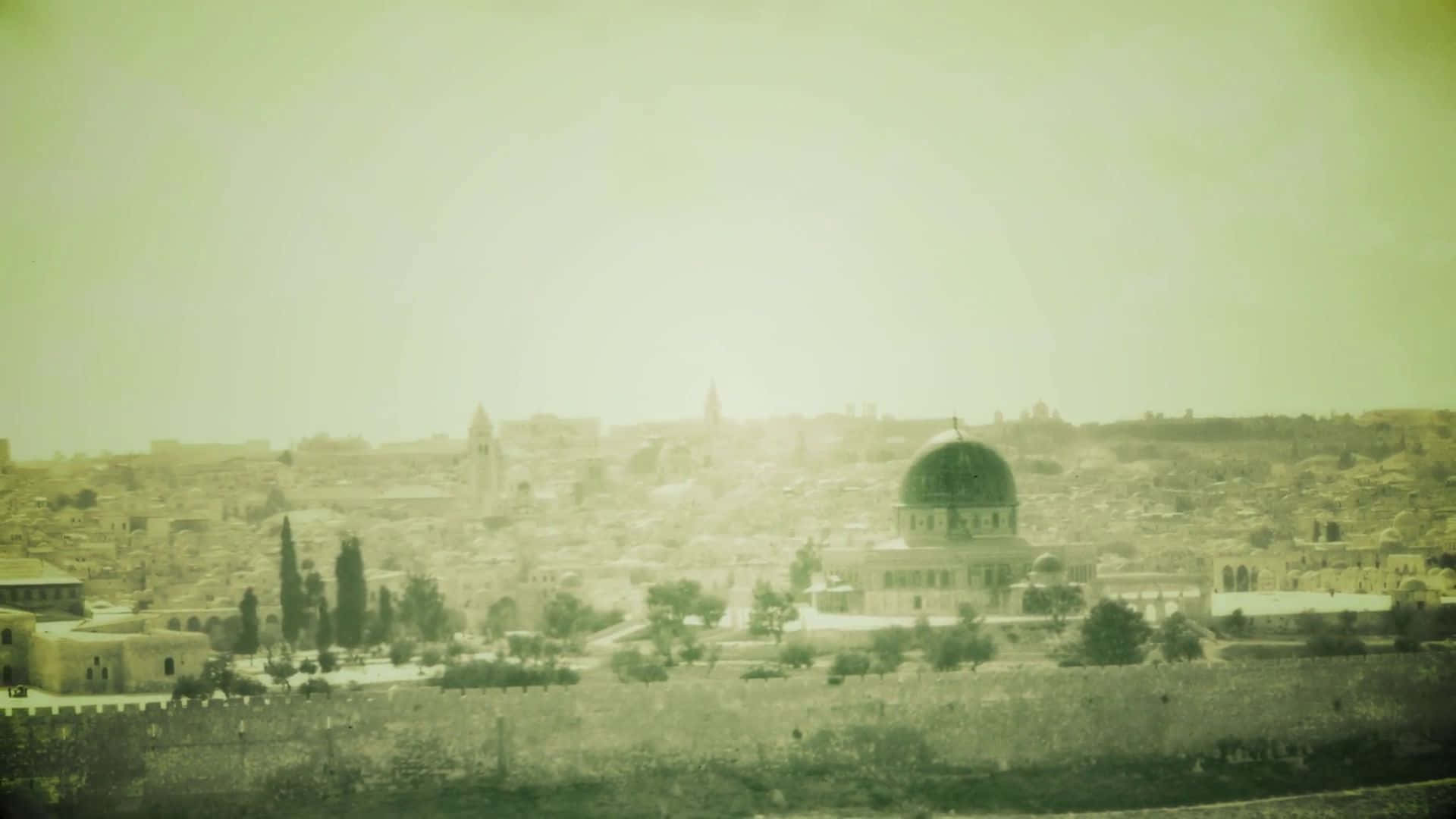 Palestine 桌布 壁紙 — 耶路撒冷舊城區的復古棕褐色調景觀，包括圓頂清真寺及周圍的歷史建築，天空朦朧。