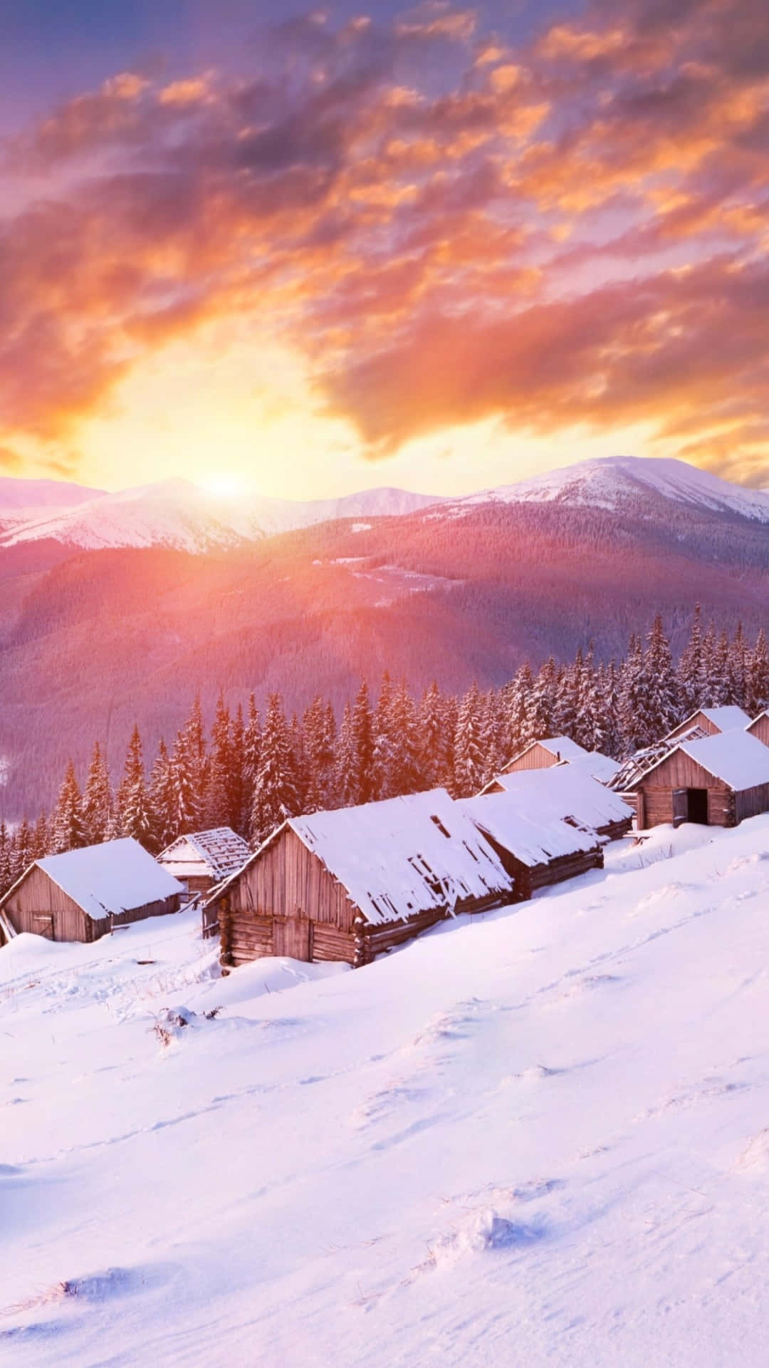 山間森林中積雪的小屋，夕陽映照。
