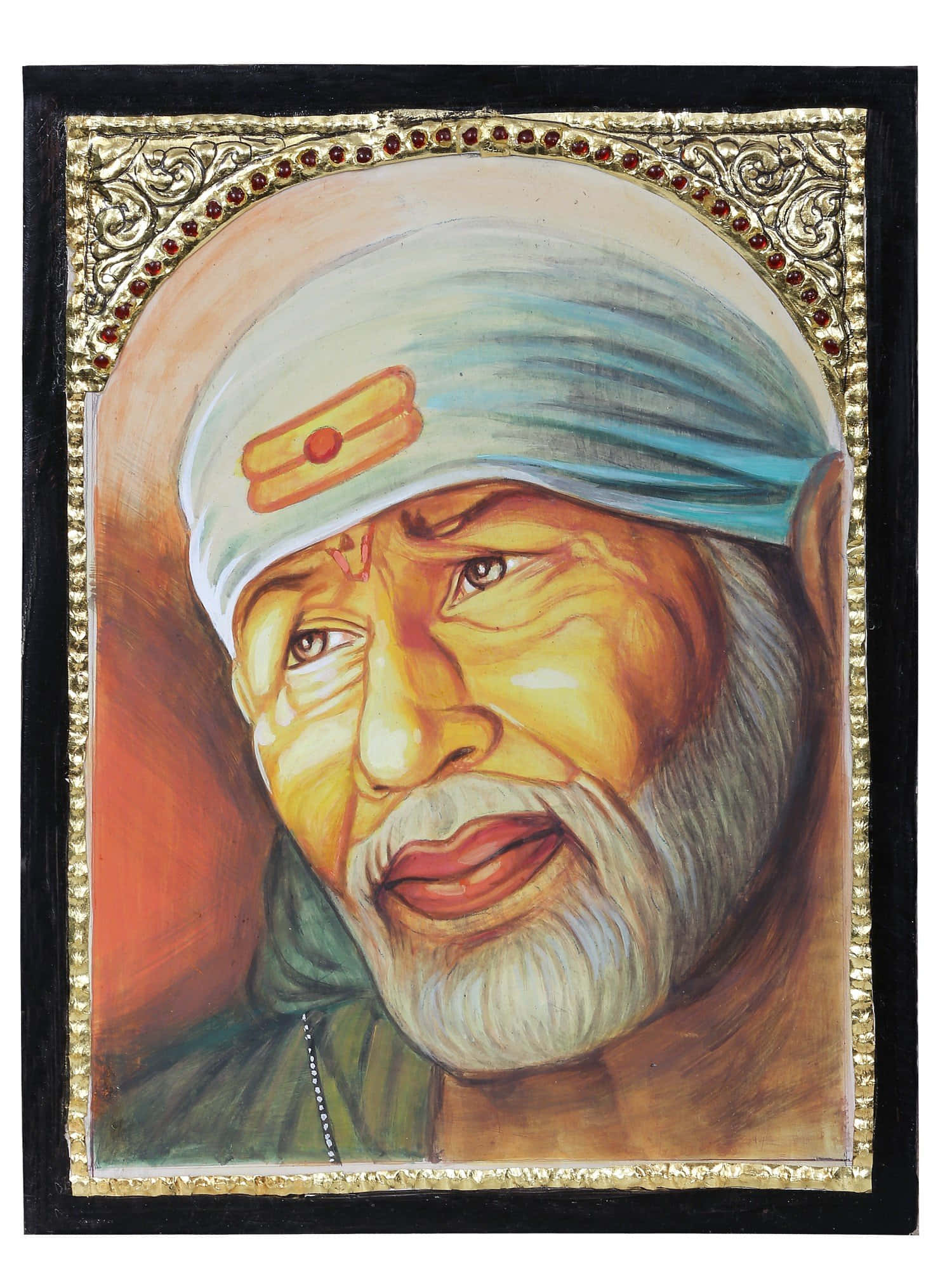 聖人希迪 Sai Baba 繪畫肖像 壁紙 — 一位白鬍子、戴藍色頭巾、頭巾上飾有紅色眉心貼的老聖人的寧靜肖像，鑲嵌在華麗的金色和黑色畫框中。