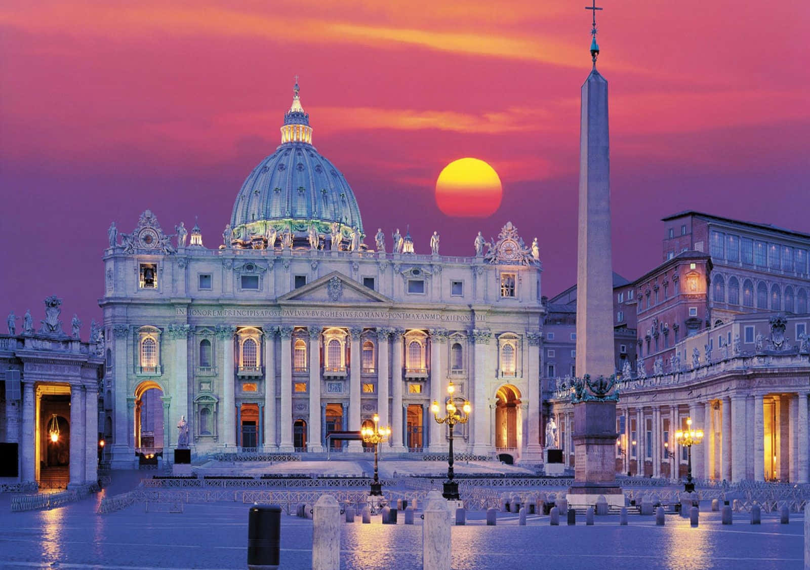 Rome 桌布 壁紙 — 聖伯多祿大殿沐浴在金色的日落光芒中，其宏偉的圓頂和方尖碑上方是充滿活力的粉紅色和橙色天空。