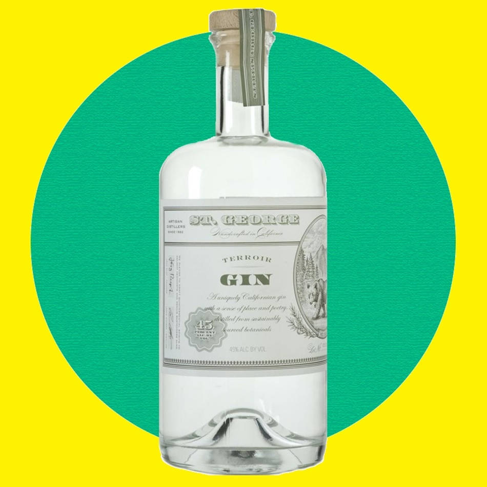 St George Terroir 氈酒瓶，帶有復古標籤，置於黃色和藍綠色圓形背景上。