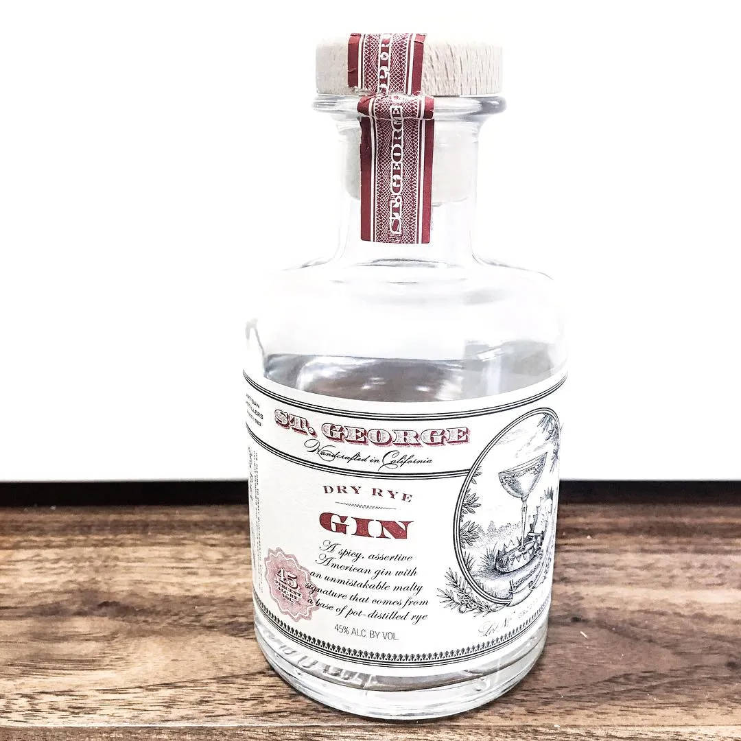 一個 St George Dry Rye Gin 酒瓶放在木桌上。