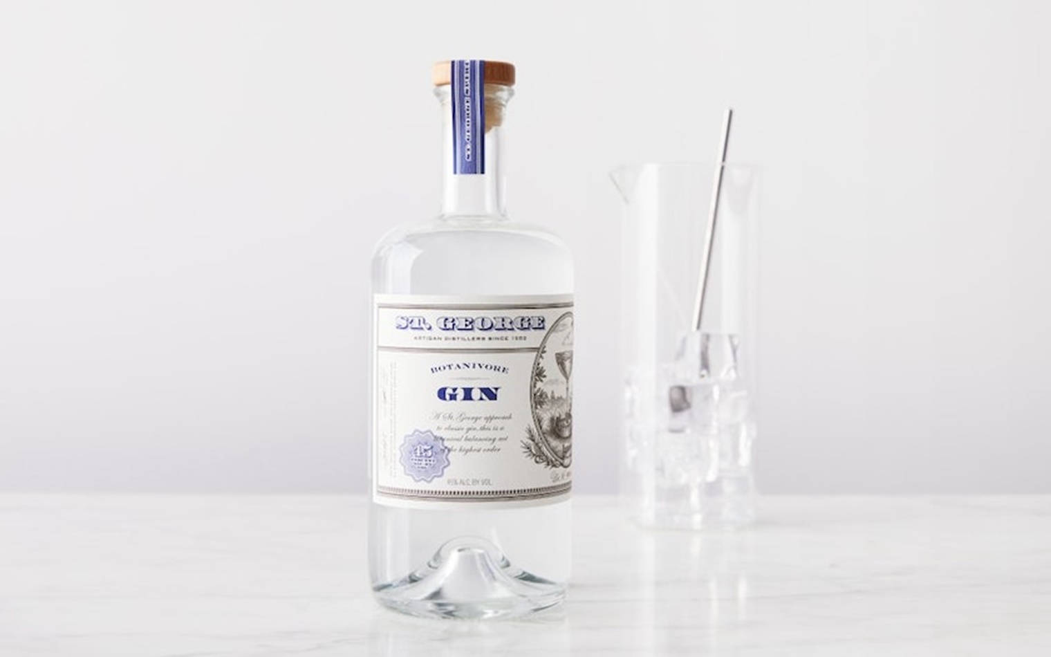 一個 St George Botanivore Gin 酒樽同雞尾酒調酒器放在白色雲石表面上。