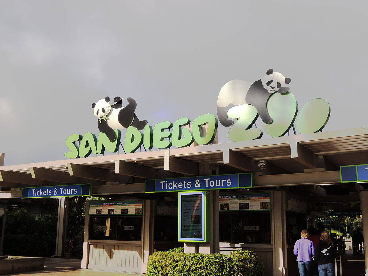 聖地牙哥動物園入口，標誌上有熊貓雕塑。
