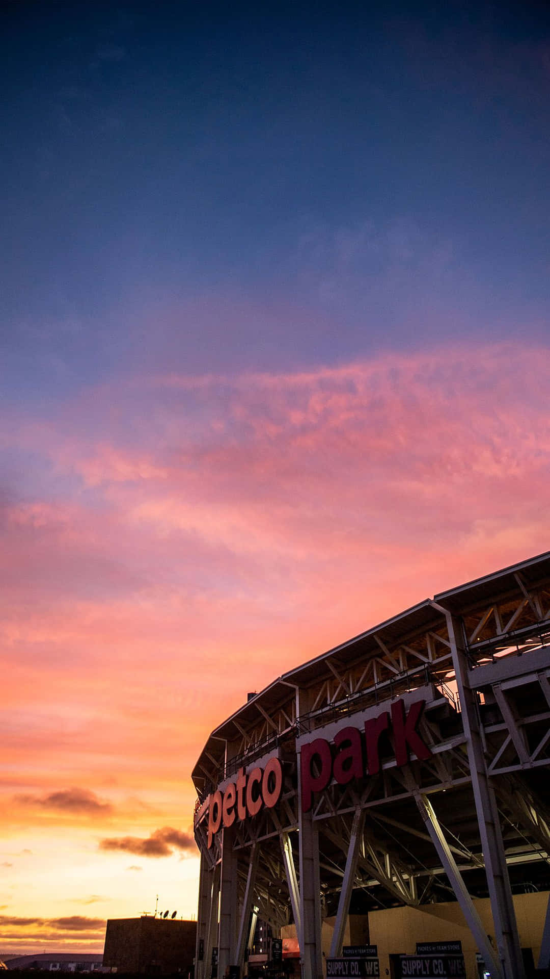 日落時分的 Petco Park 球場，天空色彩繽紛