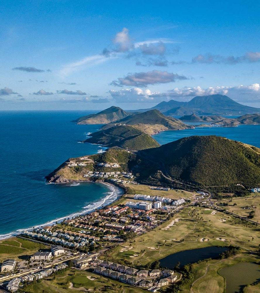 沿海小鎮，擁有高爾夫球場和俯瞰海洋的山巒。