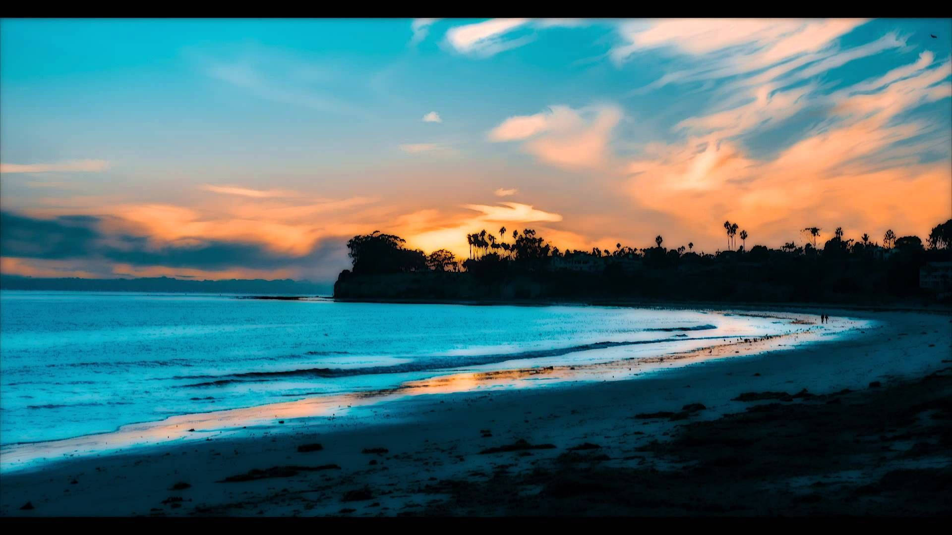 日落時分，海灘上有棕櫚樹和寧靜的海水。