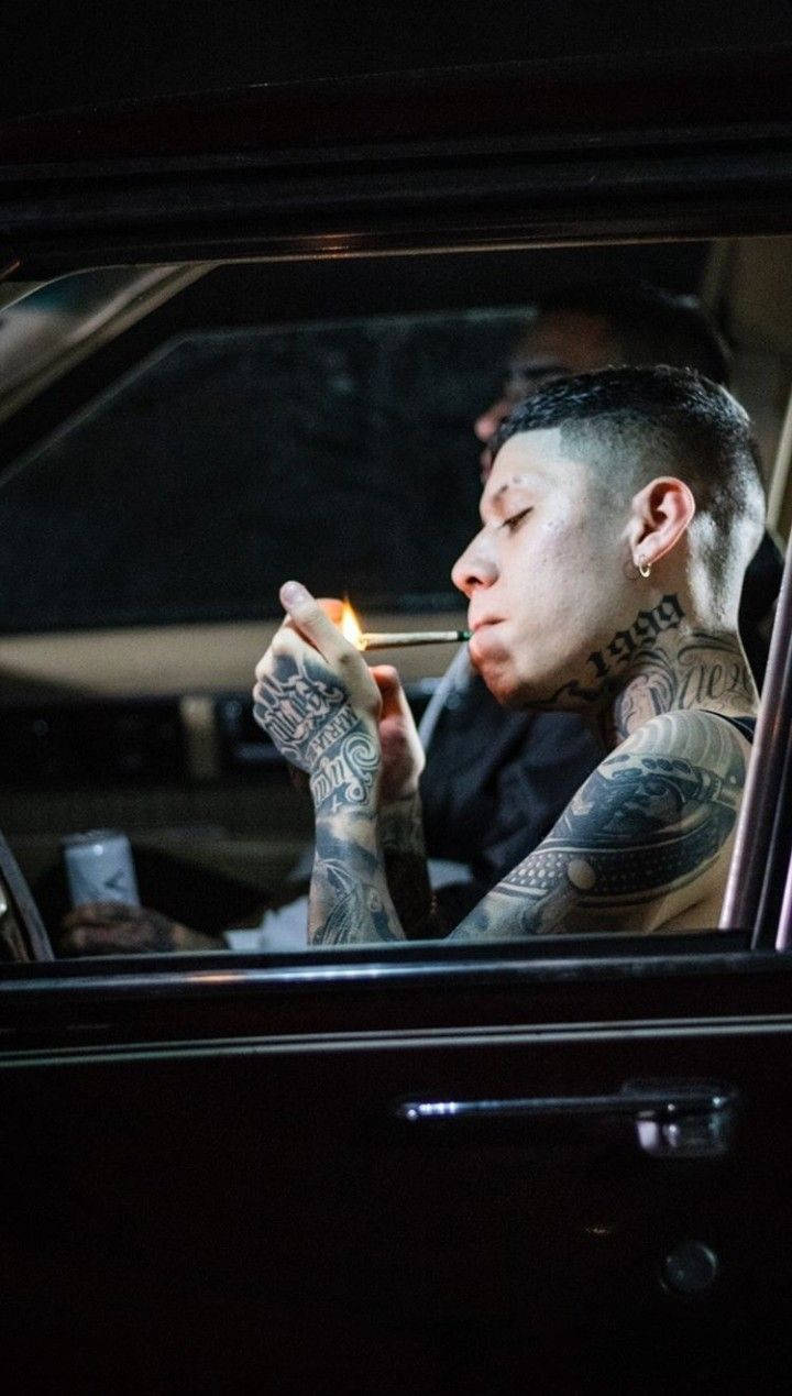 紋身男子夜間在車內點煙