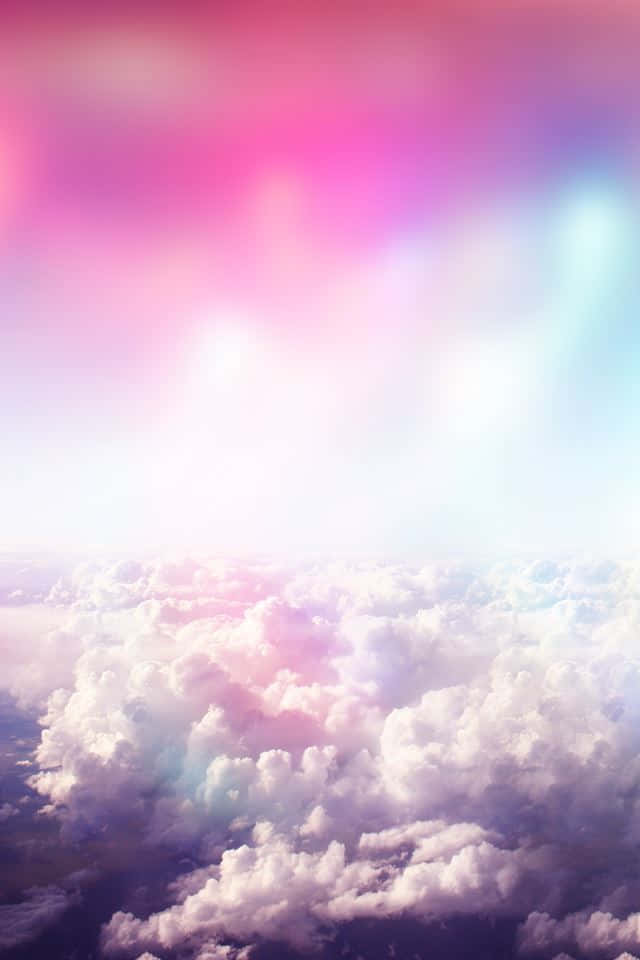 從上方看，柔和的天空下閃耀的粉彩雲朵。