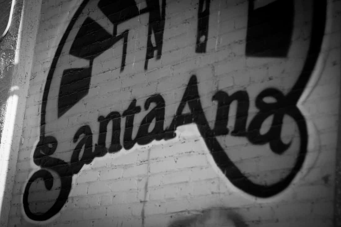 磚牆上黑白塗鴉文字 Santa Ana。