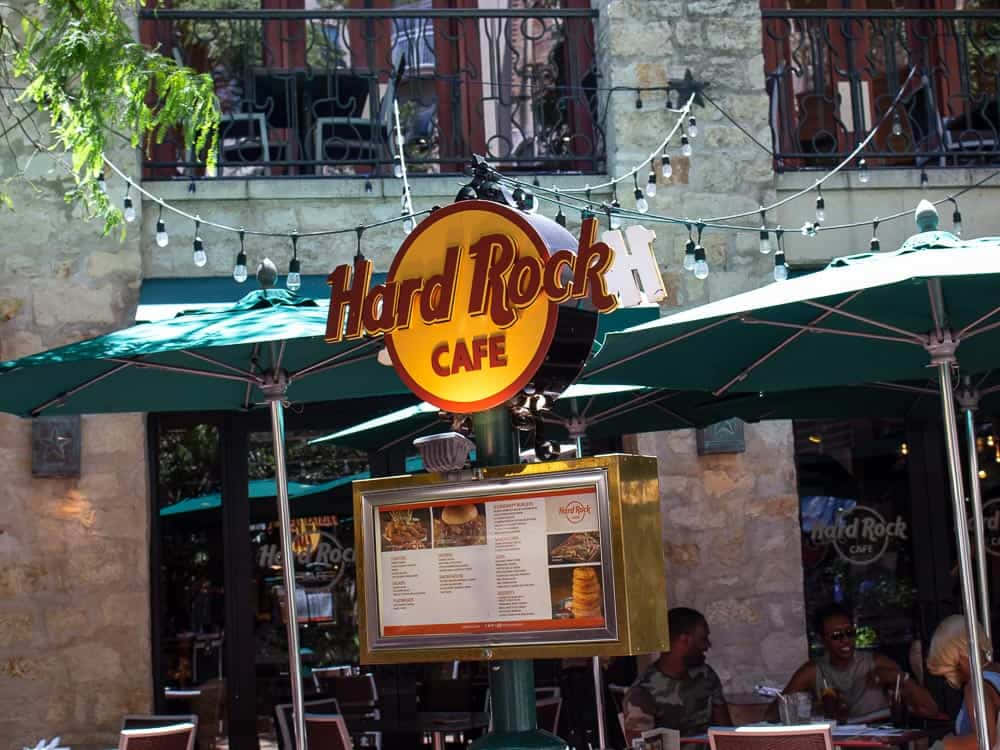 Hard Rock Cafe 戶外座位區，設有綠色遮陽傘和用餐顧客。