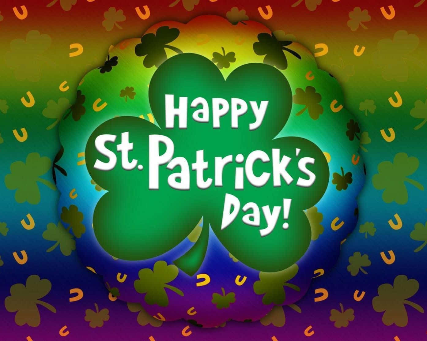 在彩虹背景上，綠色四葉草上有白色文字「Happy St. Patrick's Day」，周圍有三葉草和馬蹄鐵。