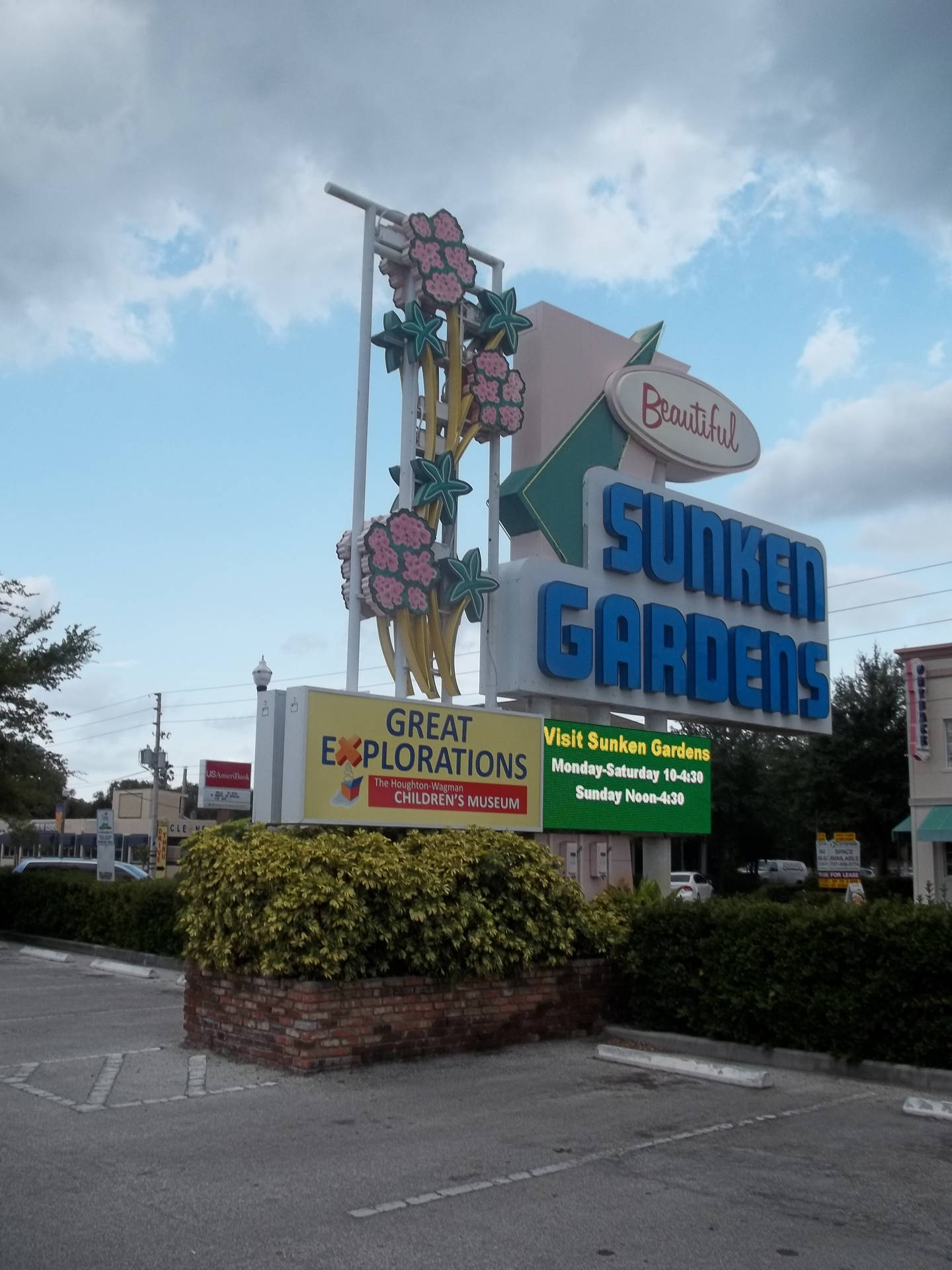 Sunken Gardens和Great Explorations Children's Museum的大型彩色標誌。