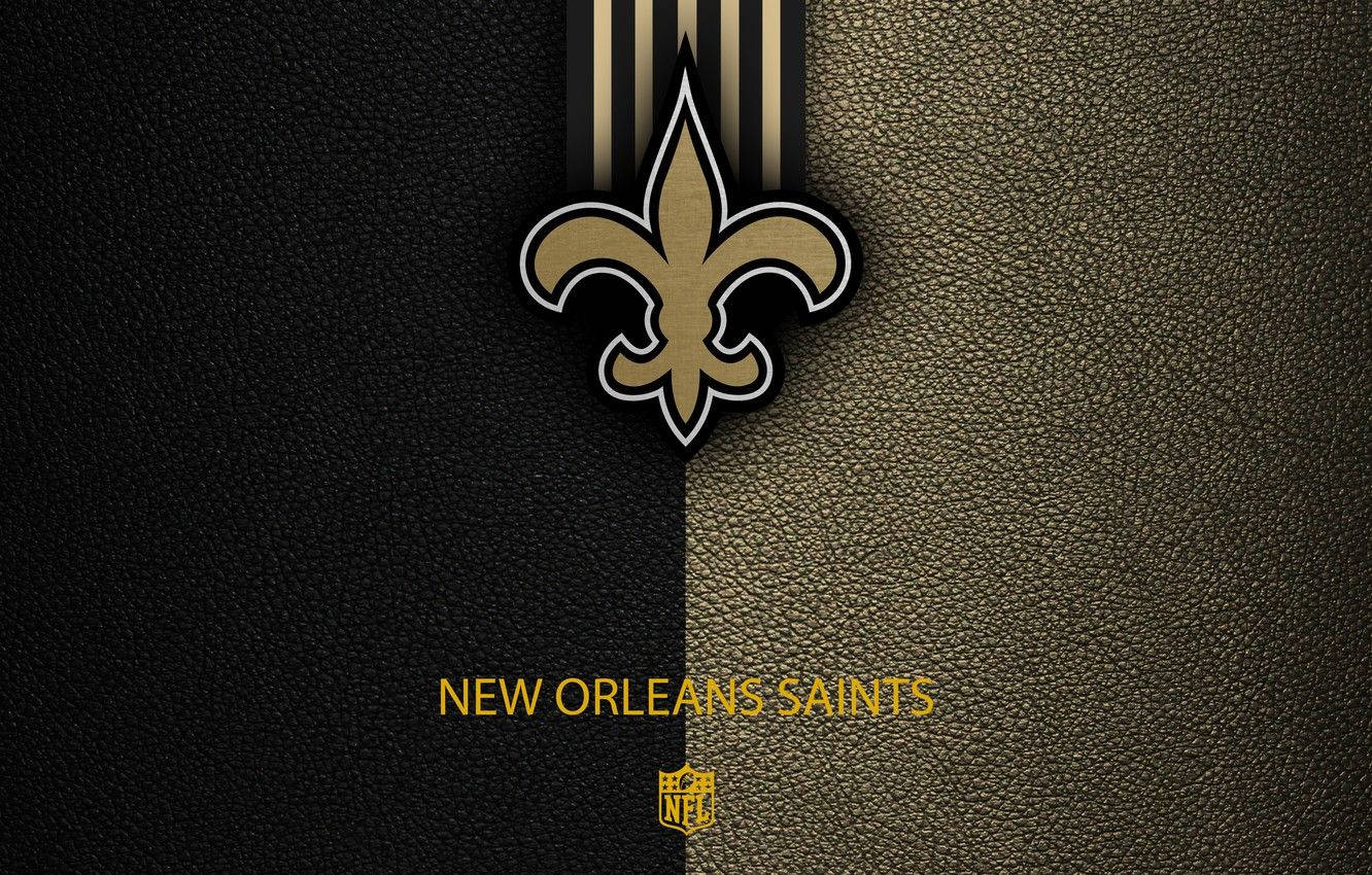 新奧爾良聖徒隊NFL標誌，位於黑色和金色皮革紋理背景上。