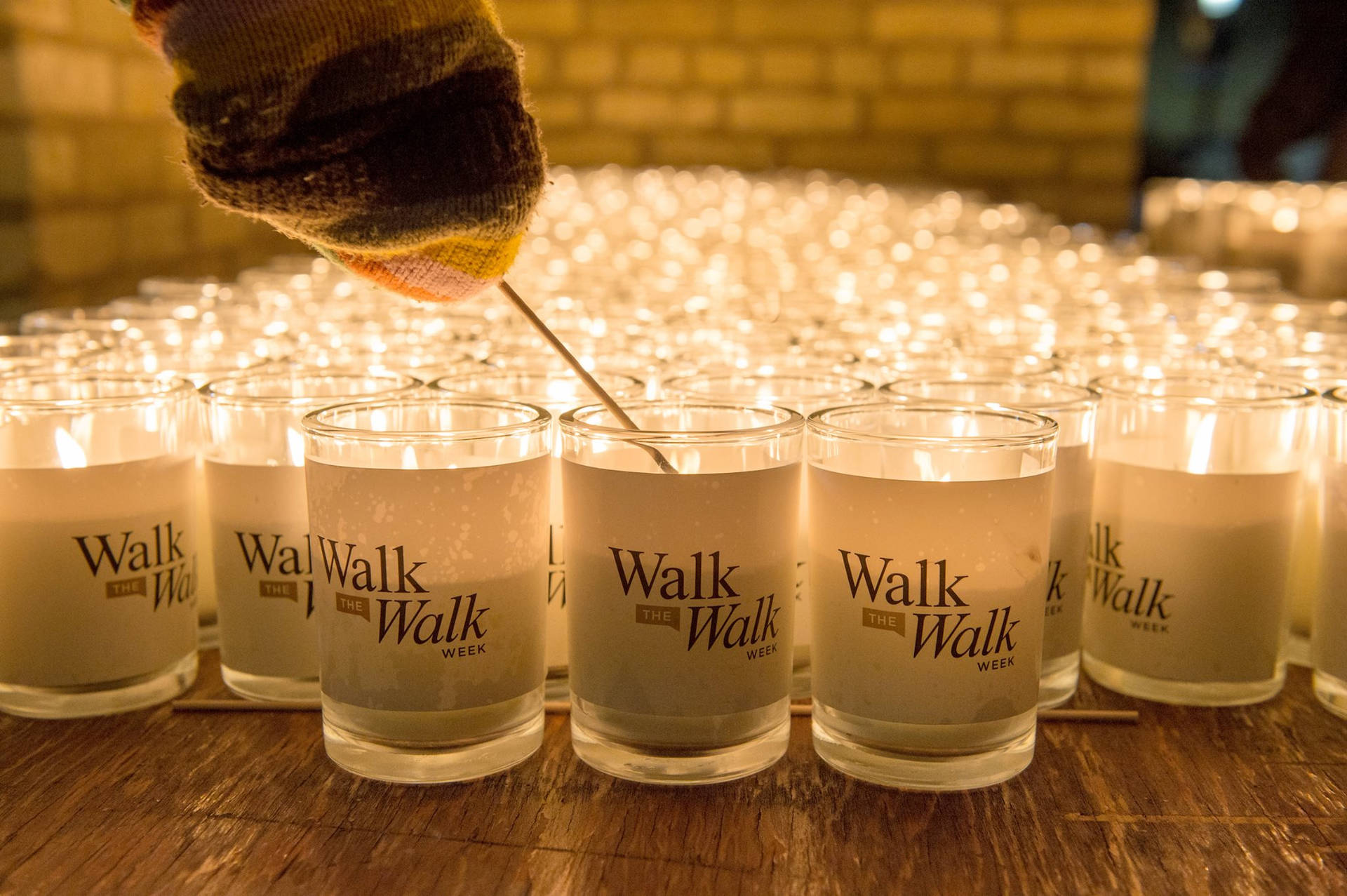 為 Walk The Walk Week 活動點燃蠟燭的手。