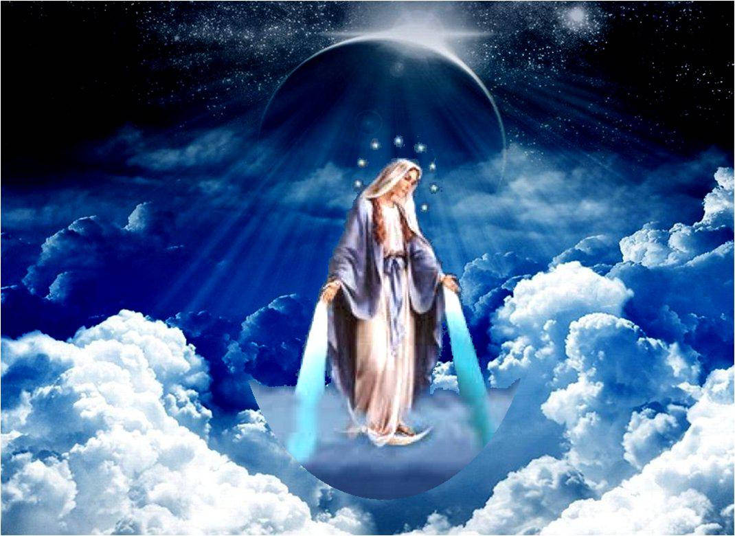 一位帶有光環、發光的神聖女性，漂浮在繁星夜空中的雲層之上。