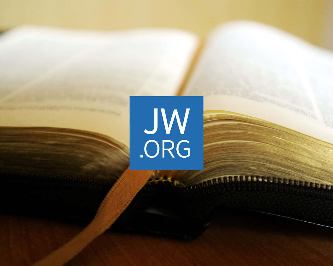 打開的書，木質表面上帶有JW.ORG標誌。 — 聖經 壁紙