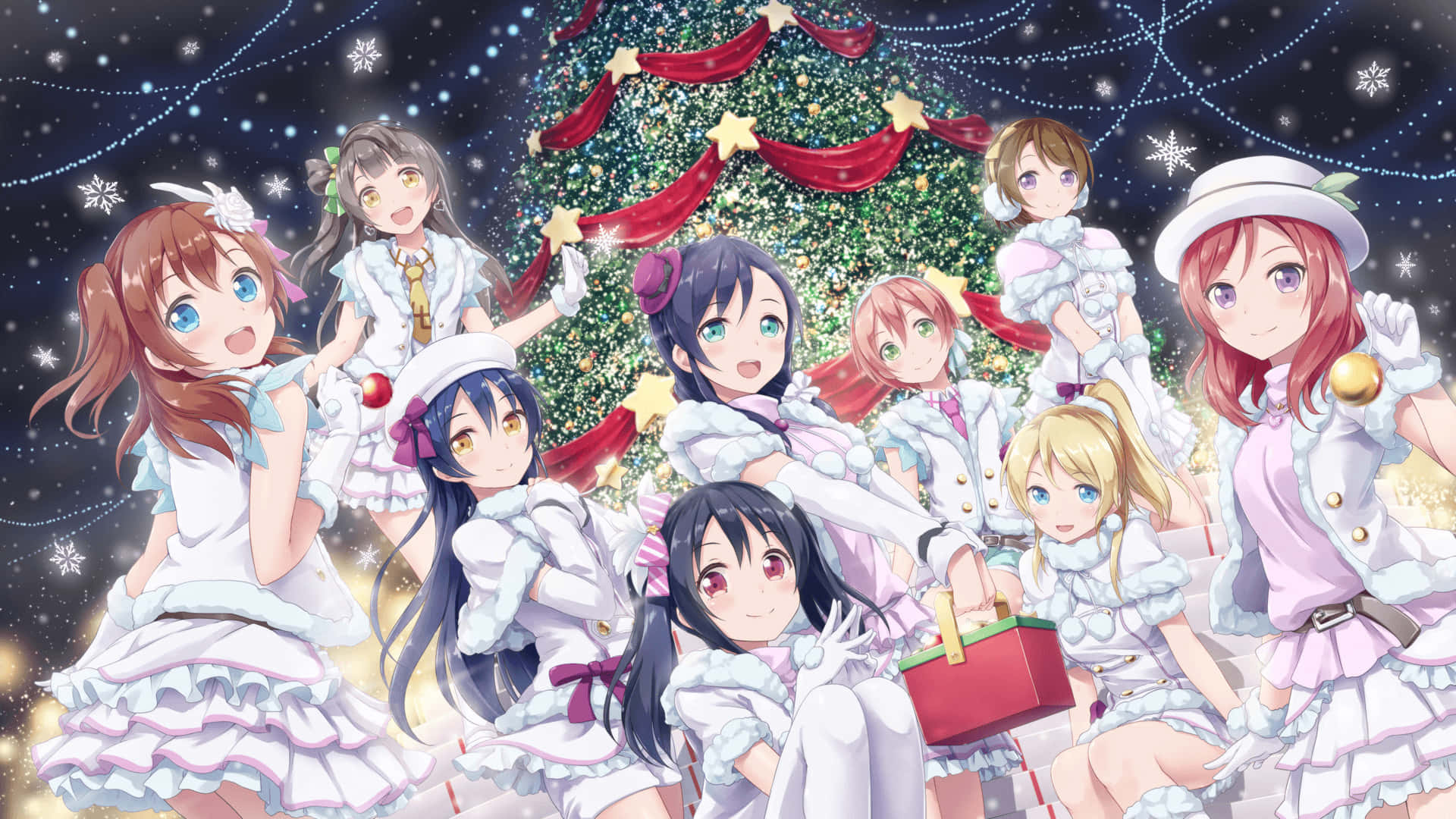 七位動畫女孩穿著冬季服裝，在雪中圍繞裝飾好的聖誕樹慶祝。