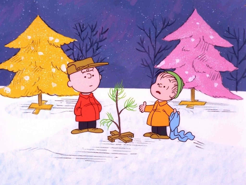 兩個穿著冬季外套的兒童站在雪地裡，旁邊有一棵小松樹，在星空下。