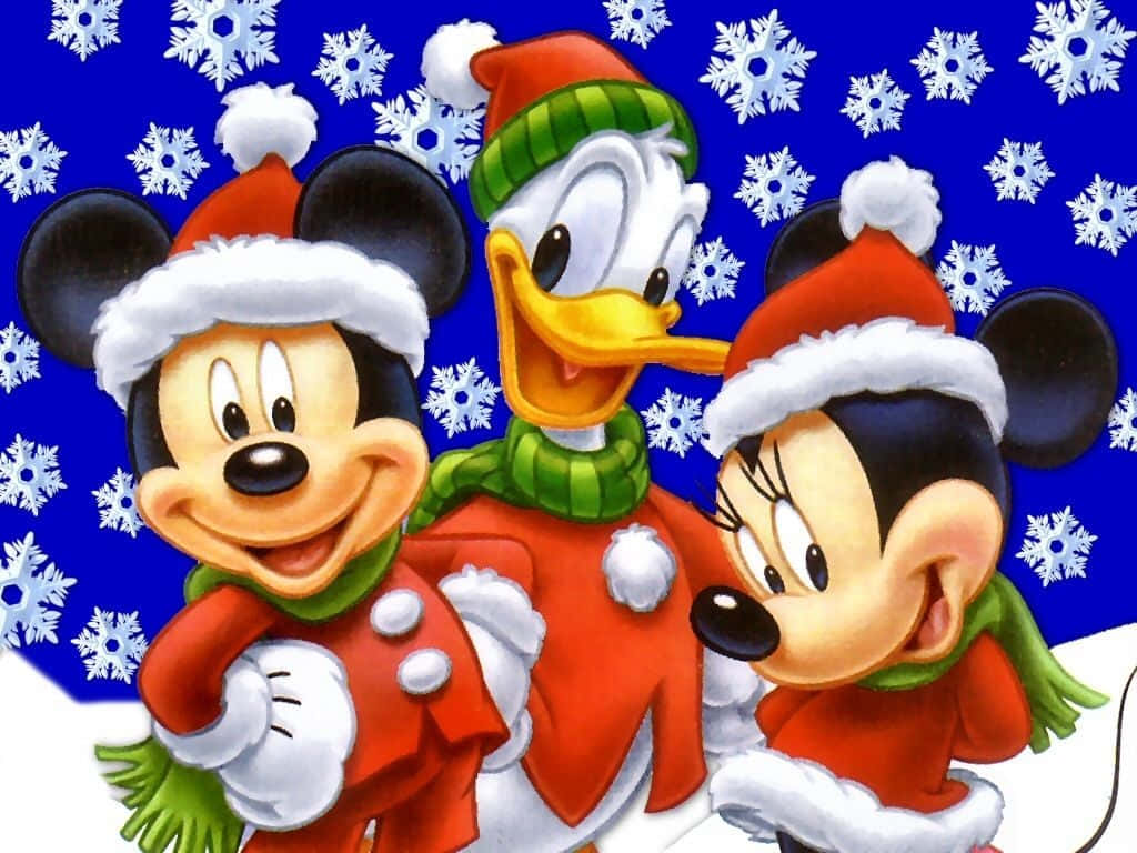 米奇、米妮和唐老鴨穿著聖誕毛衣和帽子微笑，身後有雪花。