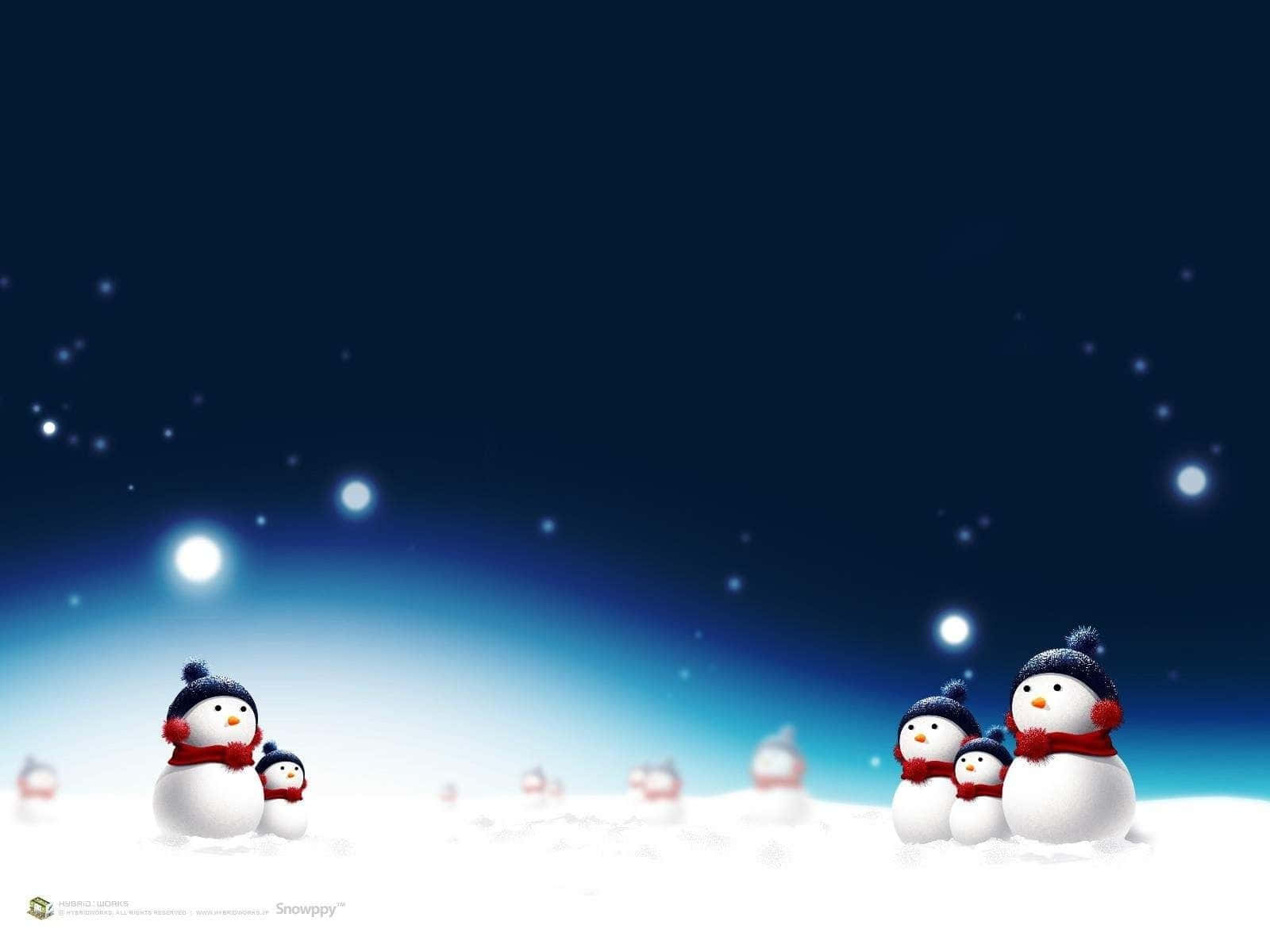 雪人家庭戴著帽子和圍巾，站在星空下的雪地裡。