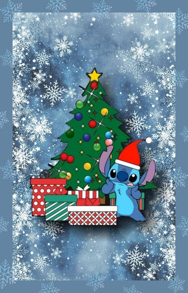 Stitch 戴住聖誕帽，喺有禮物同雪花嘅裝飾聖誕樹旁邊。