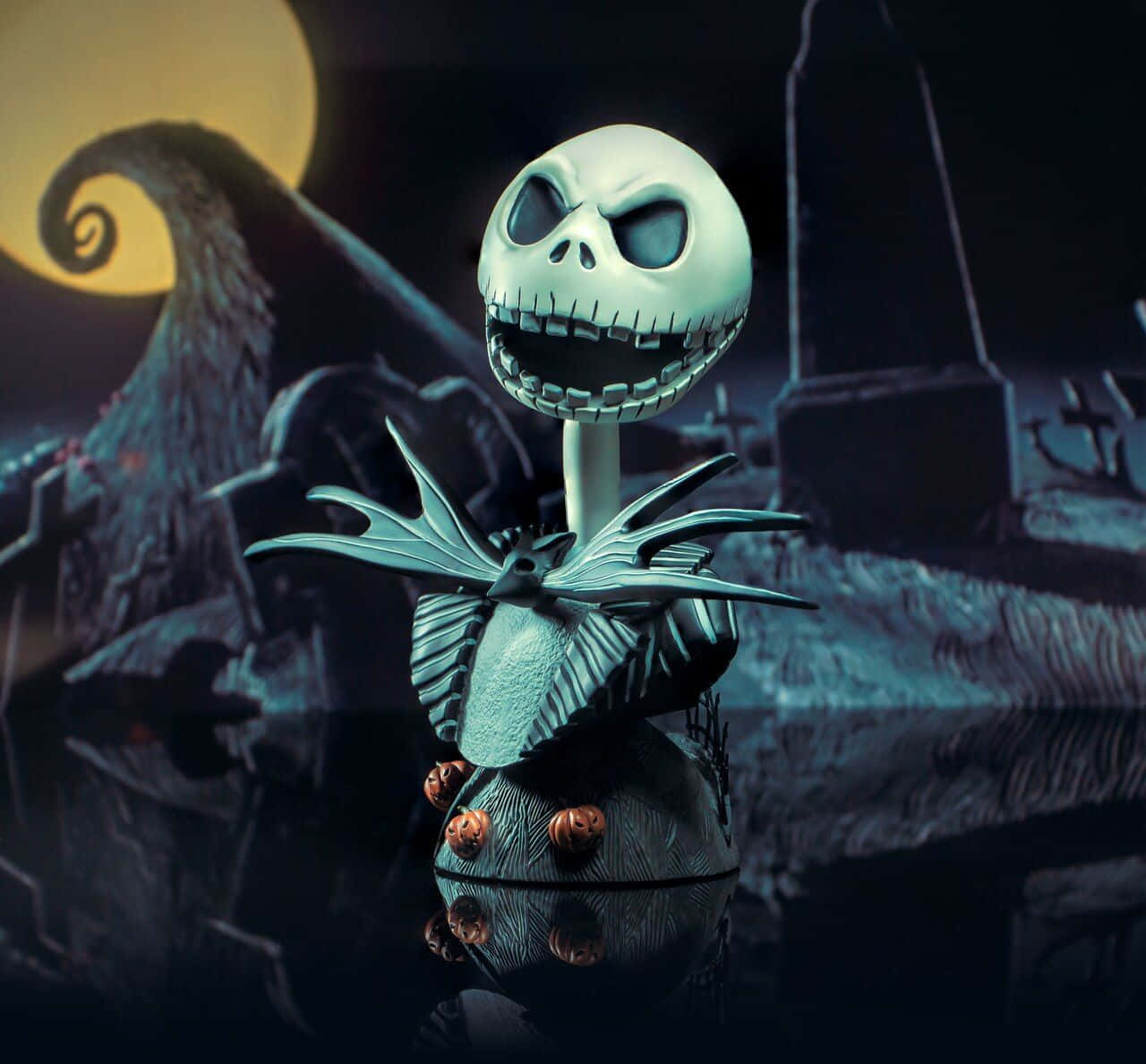 《聖誕夜驚魂》中傑克·斯凱靈頓的愛人莎莉 壁紙 — Jack Skellington 站在一個陰森的墓園中，背後有新月、扭曲的樹木和墓碑。