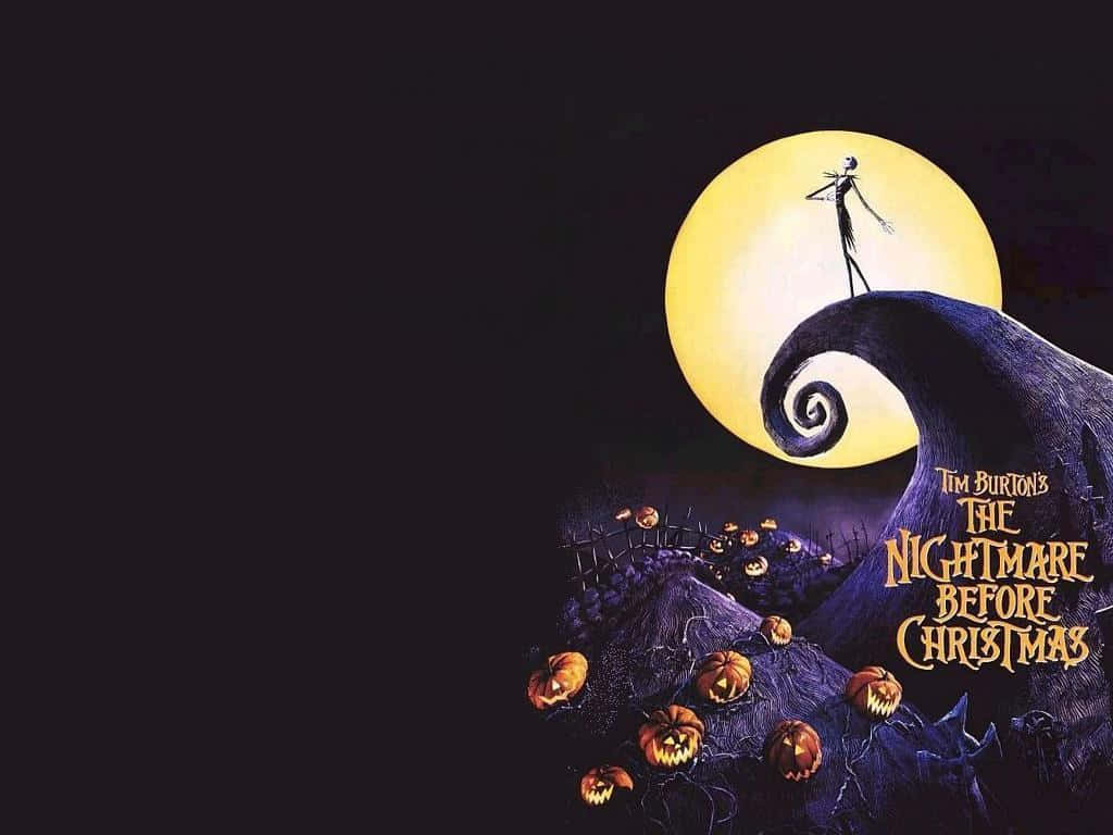 《聖誕夜驚魂》中的莎莉布偶 壁紙 — Jack Skellington 站在螺旋形山丘上，背景是發光的滿月，下方有南瓜燈籠。