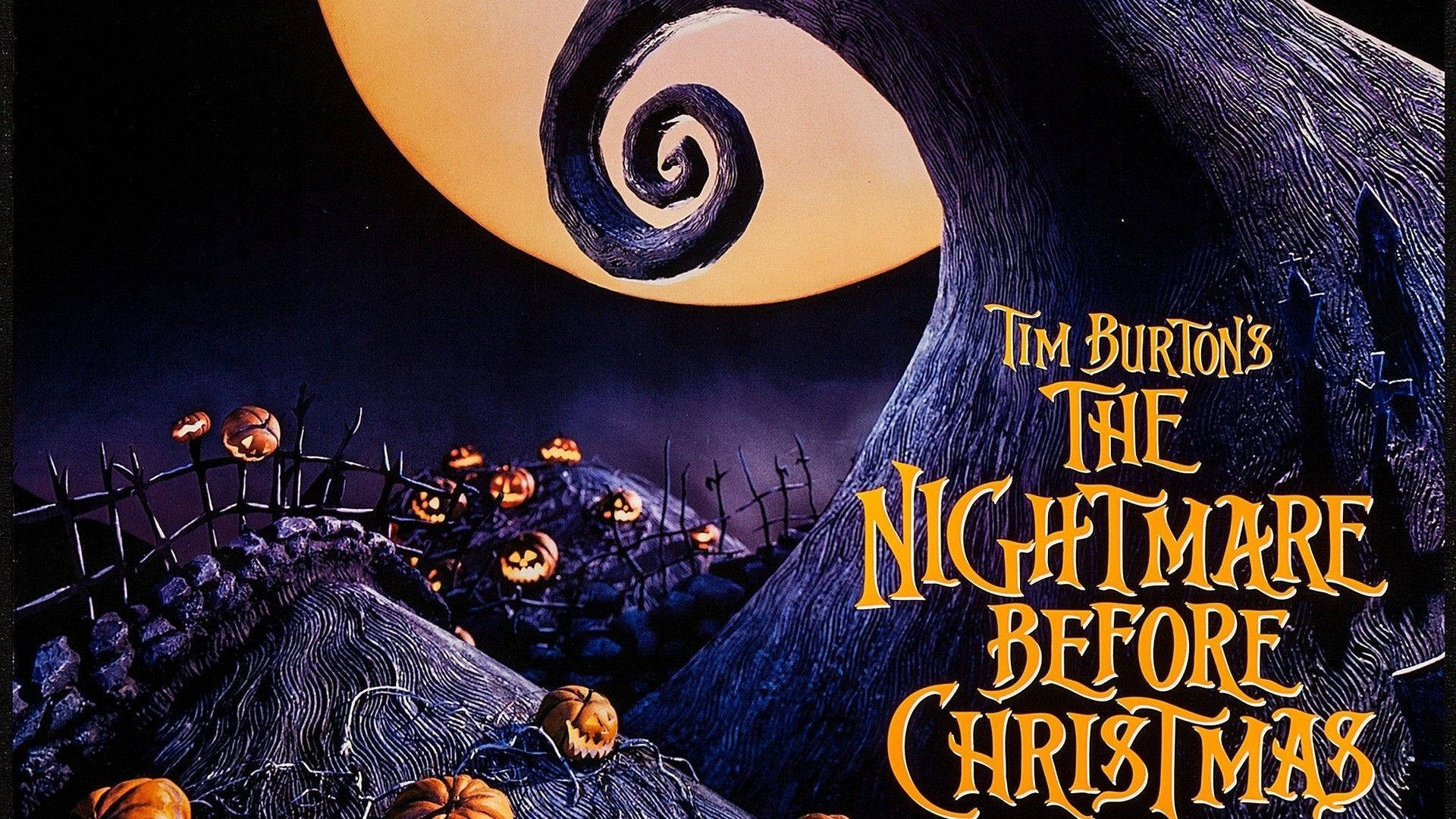 詭異的萬聖節夜晚，有扭曲樹、發光的月亮和暗夜天空下的南瓜燈。