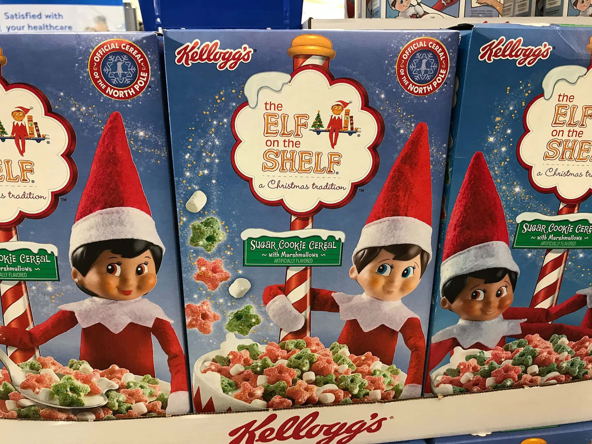 Kellogg's Elf on the Shelf穀物盒，精靈拿著星形穀物和棉花糖。