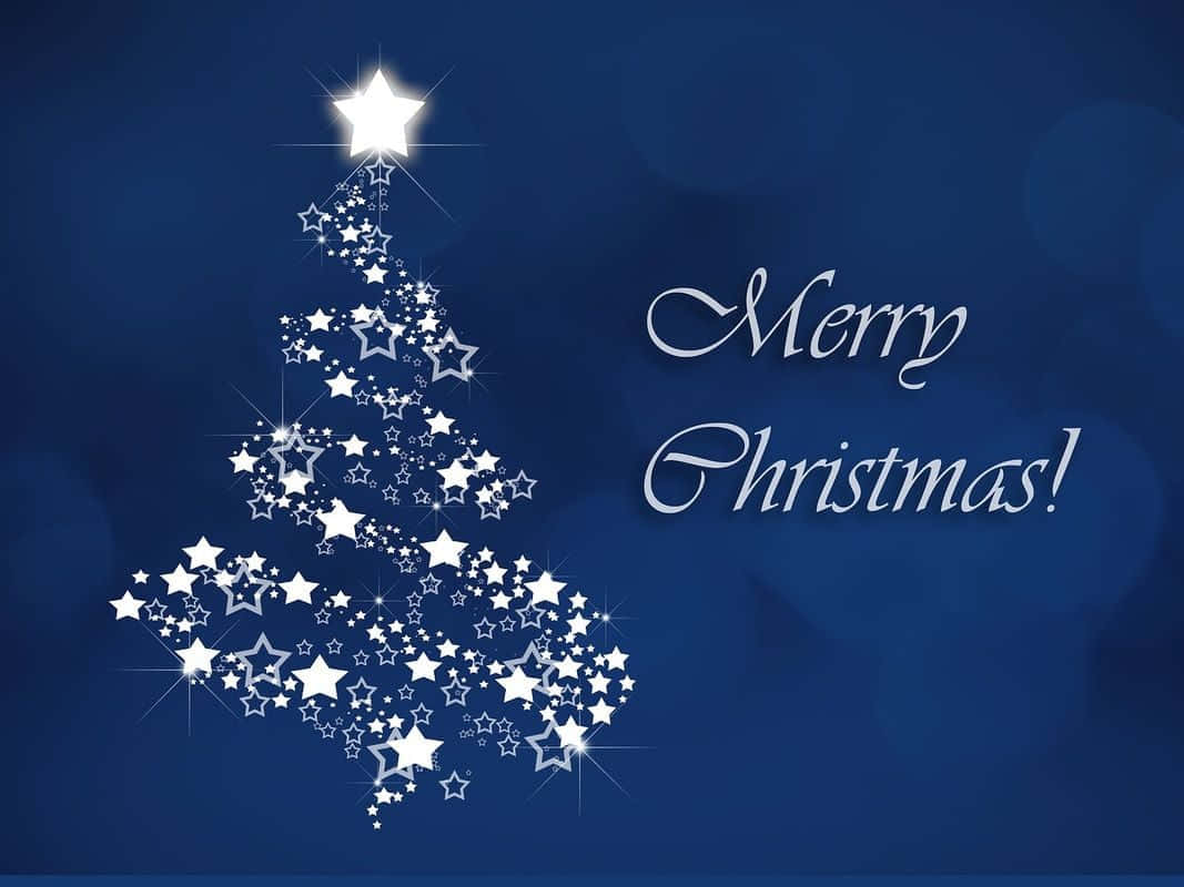 在藍色背景上，用閃閃發光的星星製成的星星樹的Merry Christmas祝福。