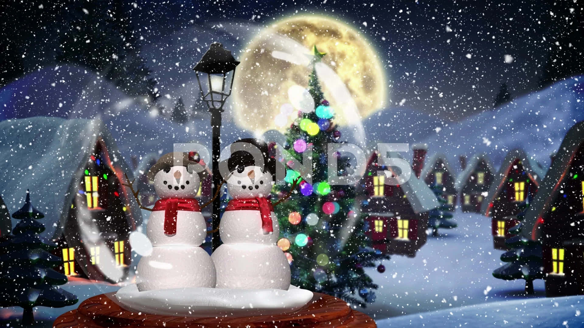 兩個戴著紅色圍巾的雪人站在滿月下雪村中一棵亮燈的樹旁。 — 雪人 壁紙
