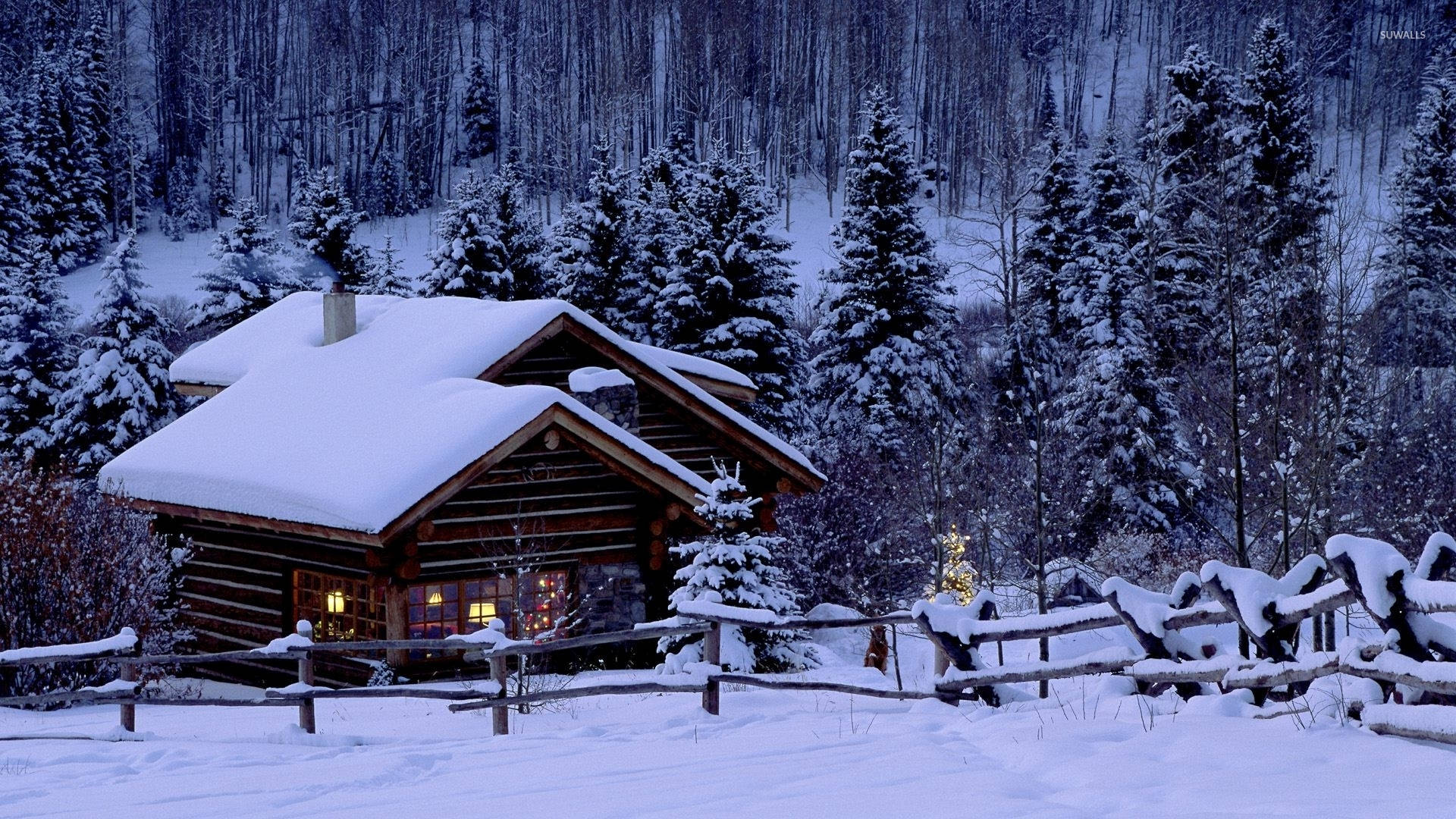 夜晚雪地森林中的舒適小屋，溫暖燈光閃爍。