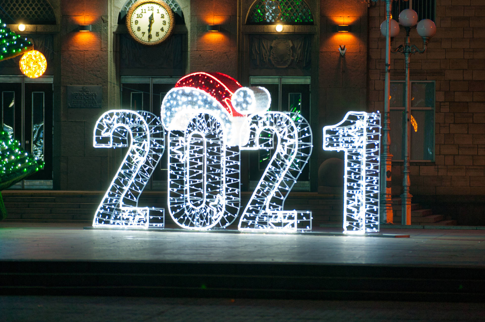 夜晚城市街道上戴著聖誕帽的發光2021燈光展示。