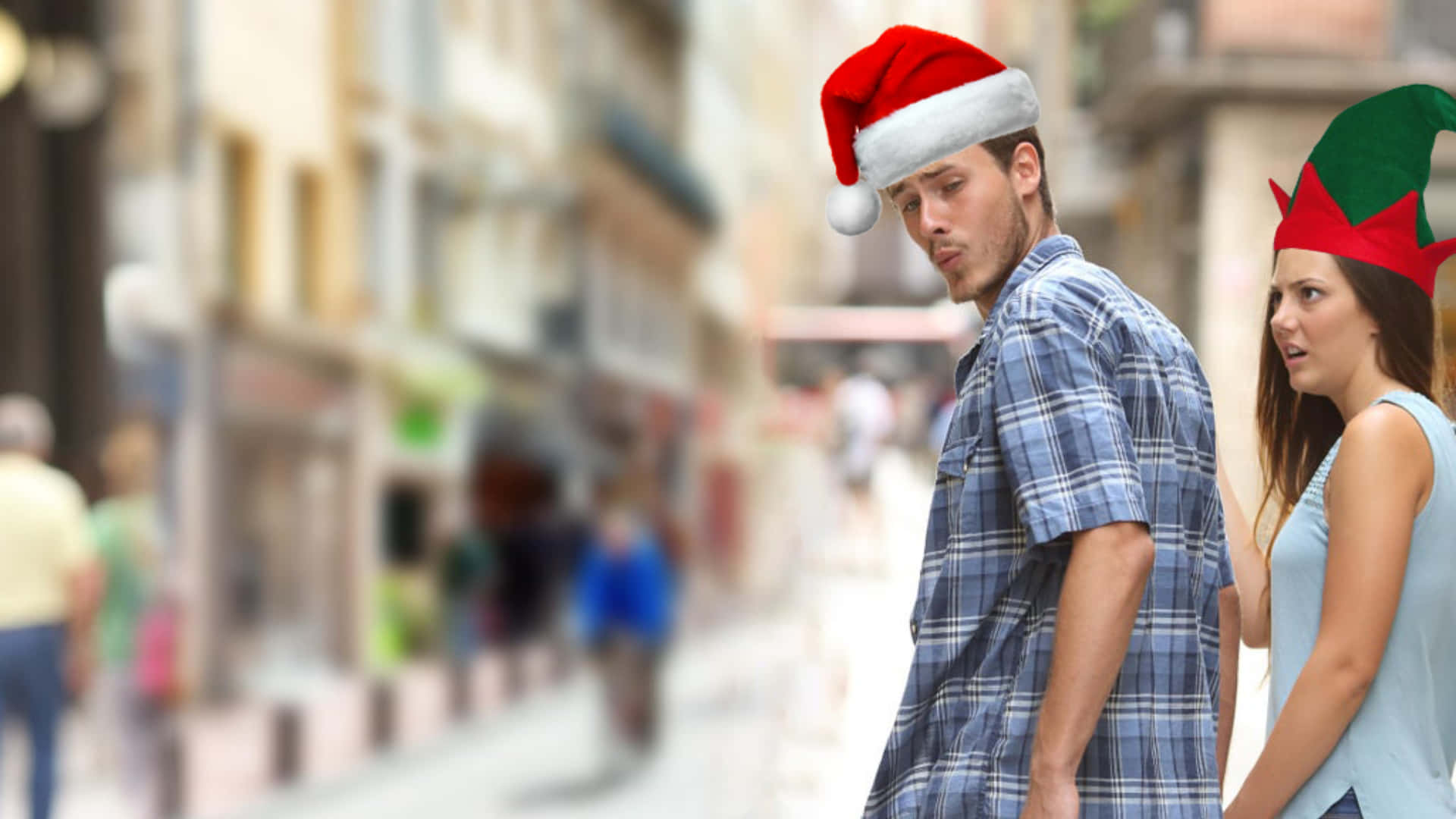 戴聖誕帽的男人避免與戴精靈帽的女人在街上眼神接觸。