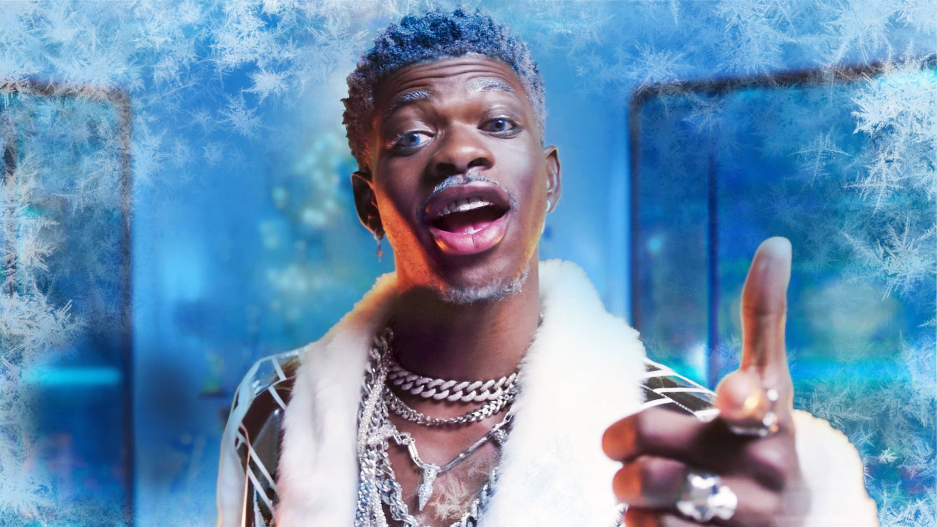 聖誕節風格 Lil Nas X 壁紙 — 一個擁有冰藍色頭髮和毛領的男人自信地指向冰冷的藍色背景。