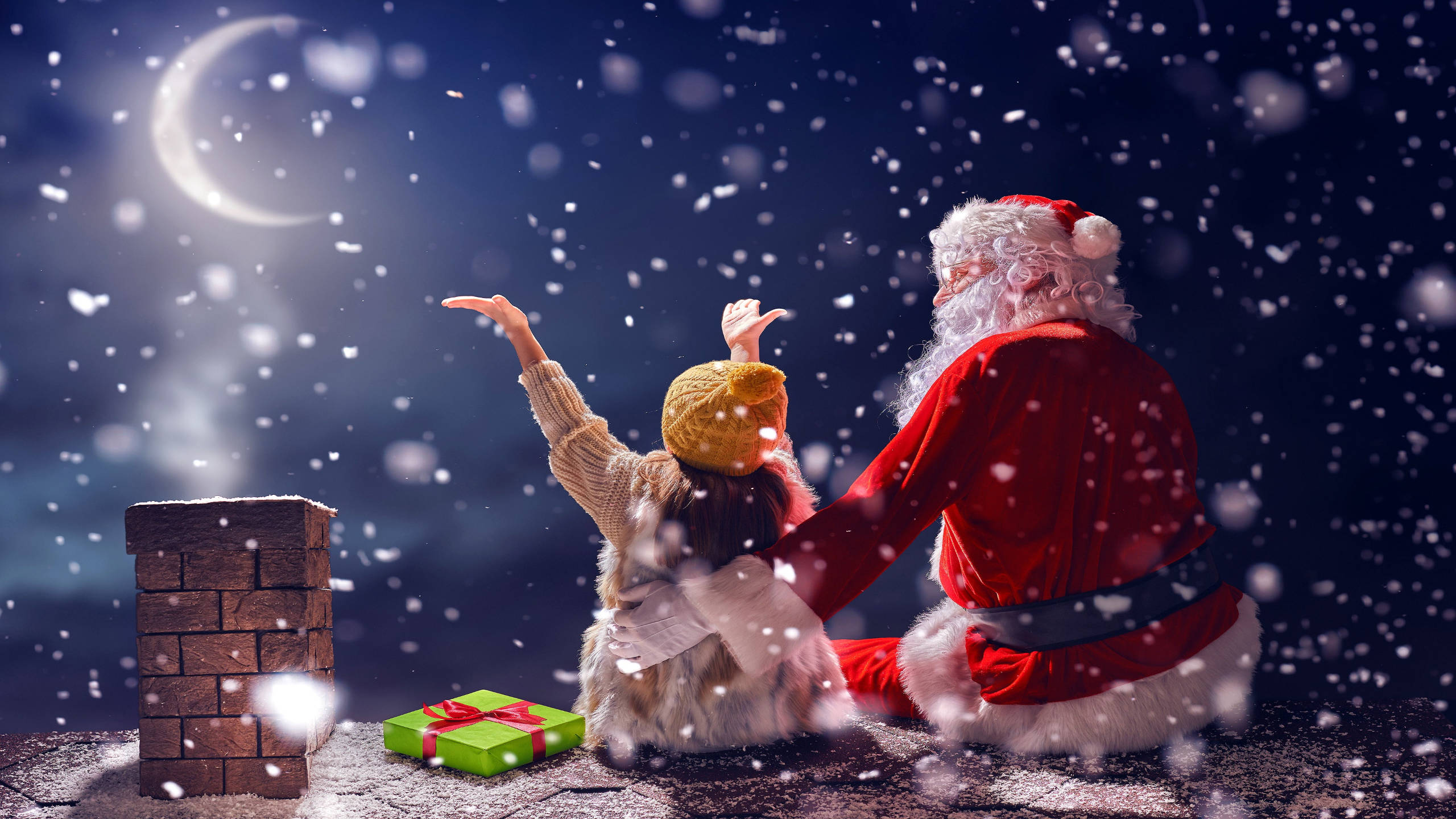 Santa Claus And Girl On Rooftop 壁紙 — 聖誕老人和一個孩子在雪夜天空中，有新月和飄落的雪花。
