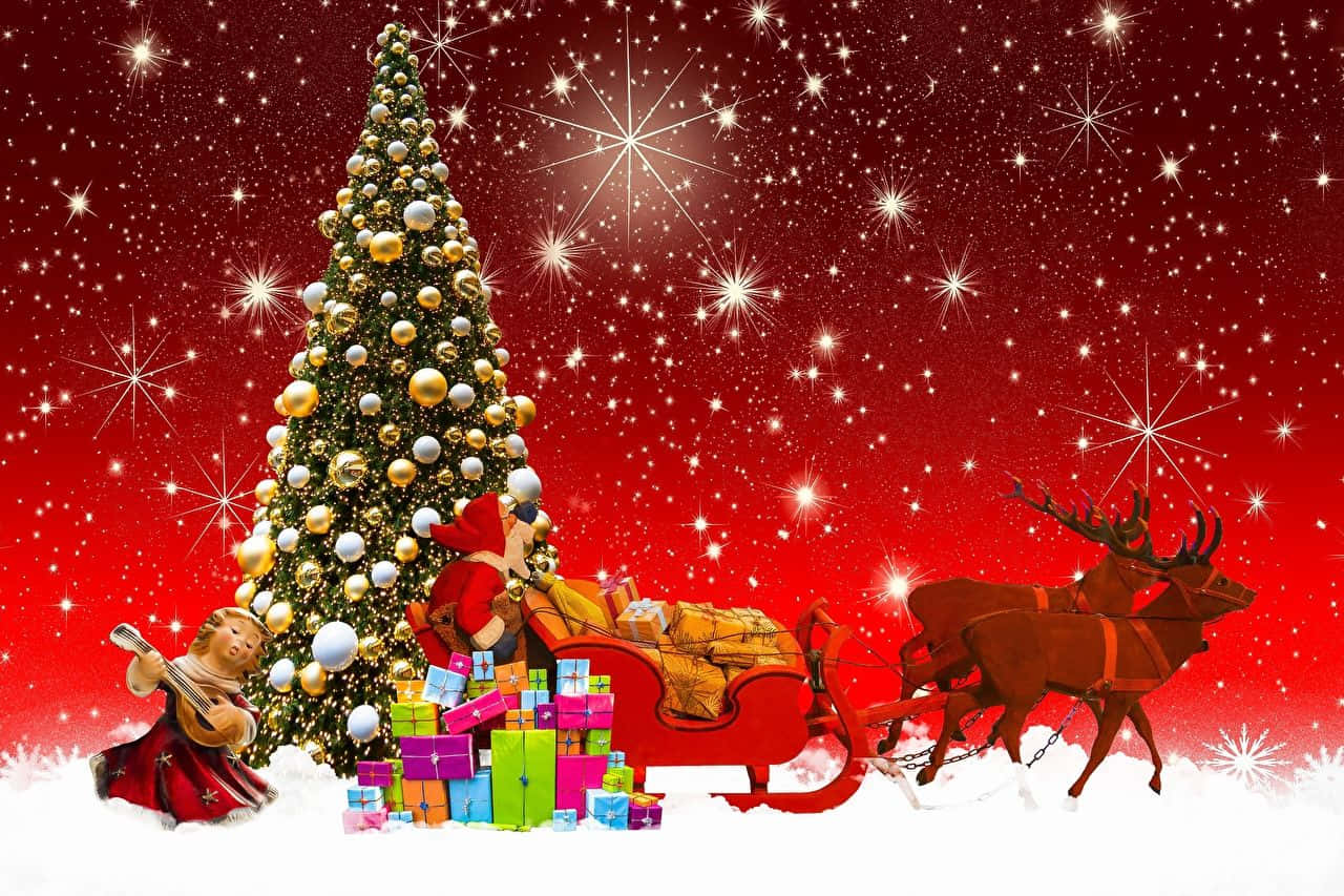 Santa Claus 桌布 壁紙 — 聖誕老人坐在由馴鹿拉動的雪橇上，旁邊是一棵裝飾好的聖誕樹，樹下有禮物，背景是閃爍的紅色星空。