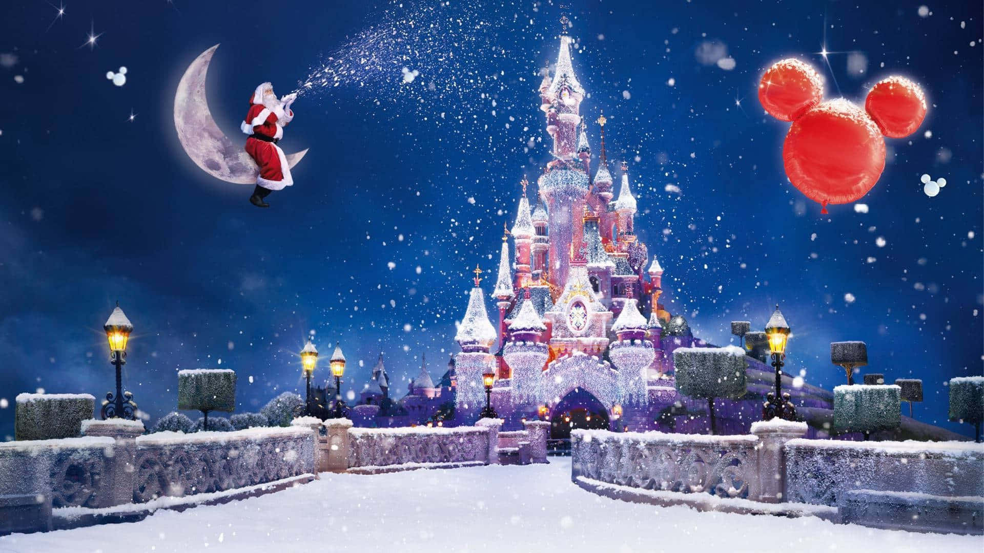 迪士尼城堡 桌布 壁紙 — 聖誕老人從新月上灑下魔法，灑在白雪覆蓋的迪士尼城堡上，背景是星光燦爛的夜空。