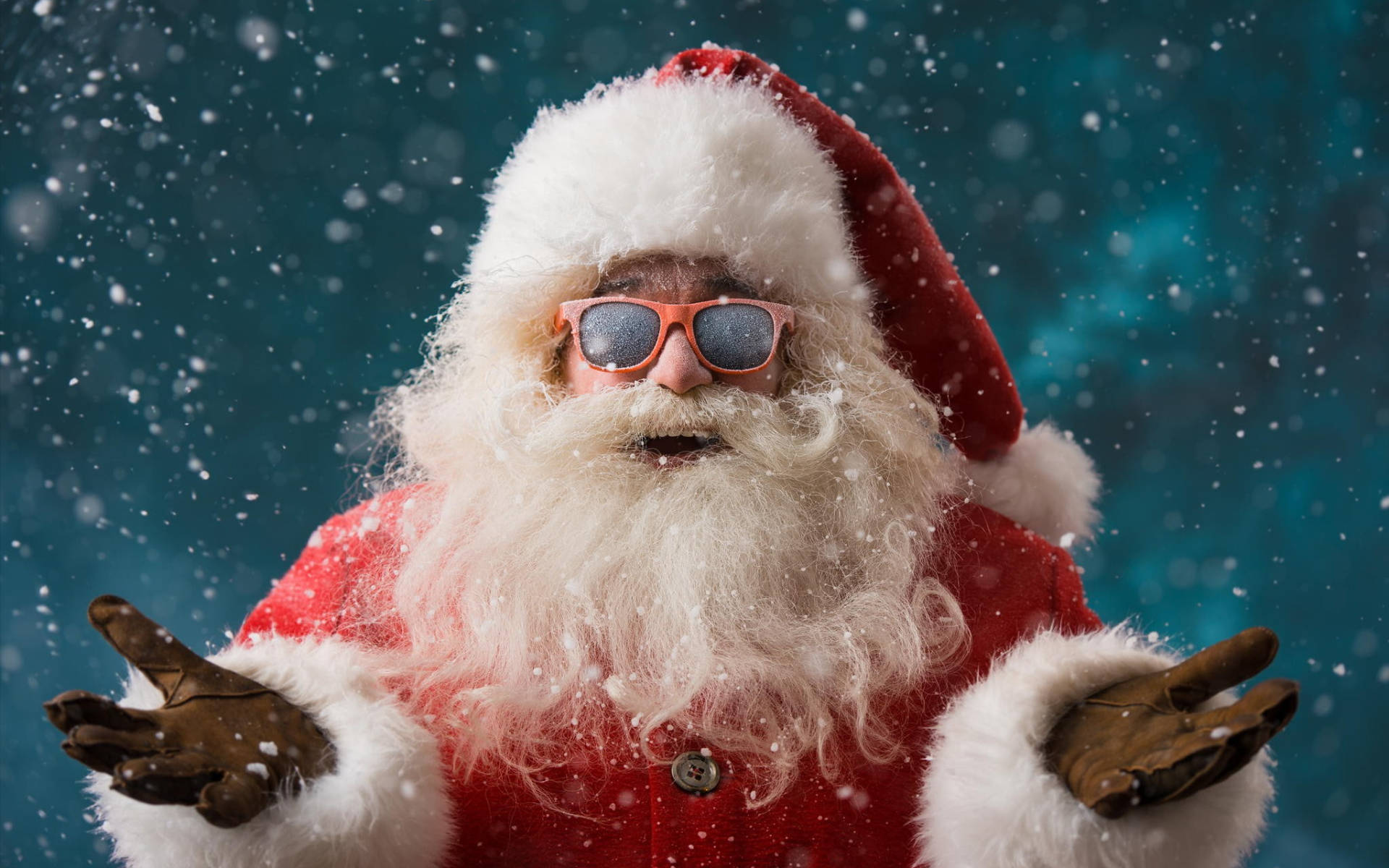 Comic Santa With Sunglasses 壁紙 — 聖誕老人戴着紅色太陽眼鏡，站在飄雪中，背景是藍綠色，雪花在他周圍旋轉。