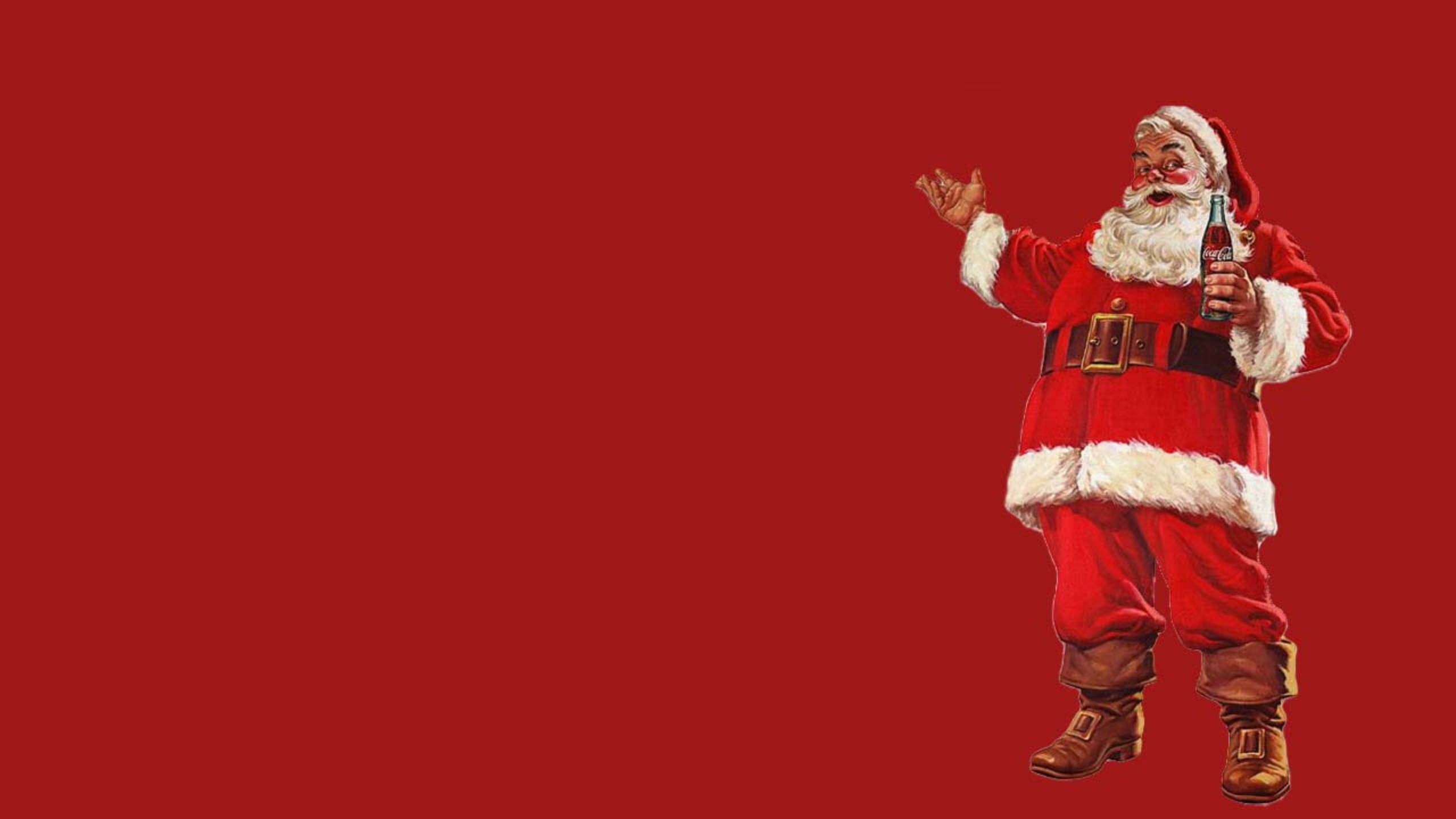 聖誕老人手持可口可樂 壁紙 — 經典插畫聖誕老人穿著紅色西裝，手持可口可樂瓶，背景為純紅色。