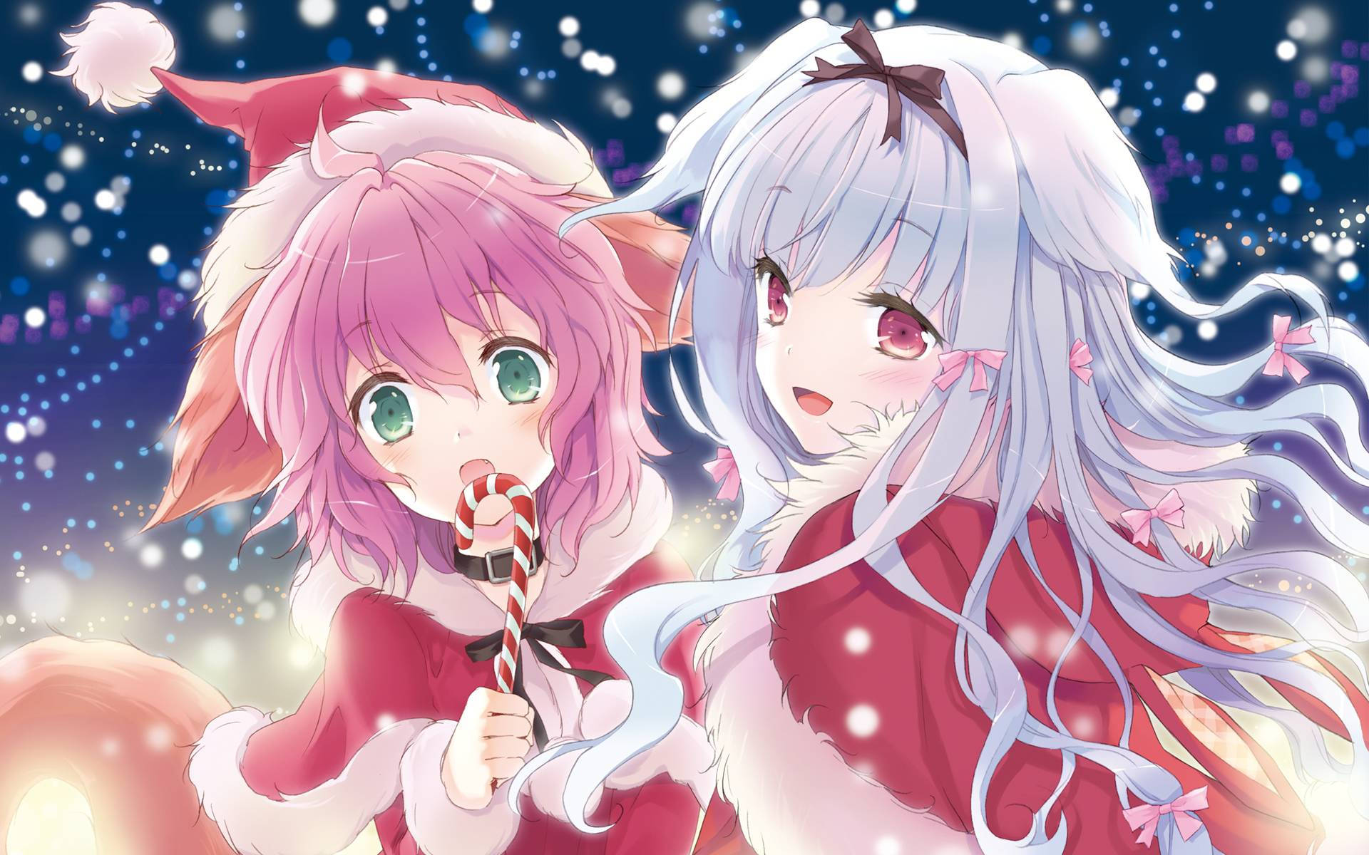 聖誕老人的Ecchi幫手 壁紙 — 兩個動漫女孩穿著節日紅色服裝，在雪夜星空下享受拐杖糖。