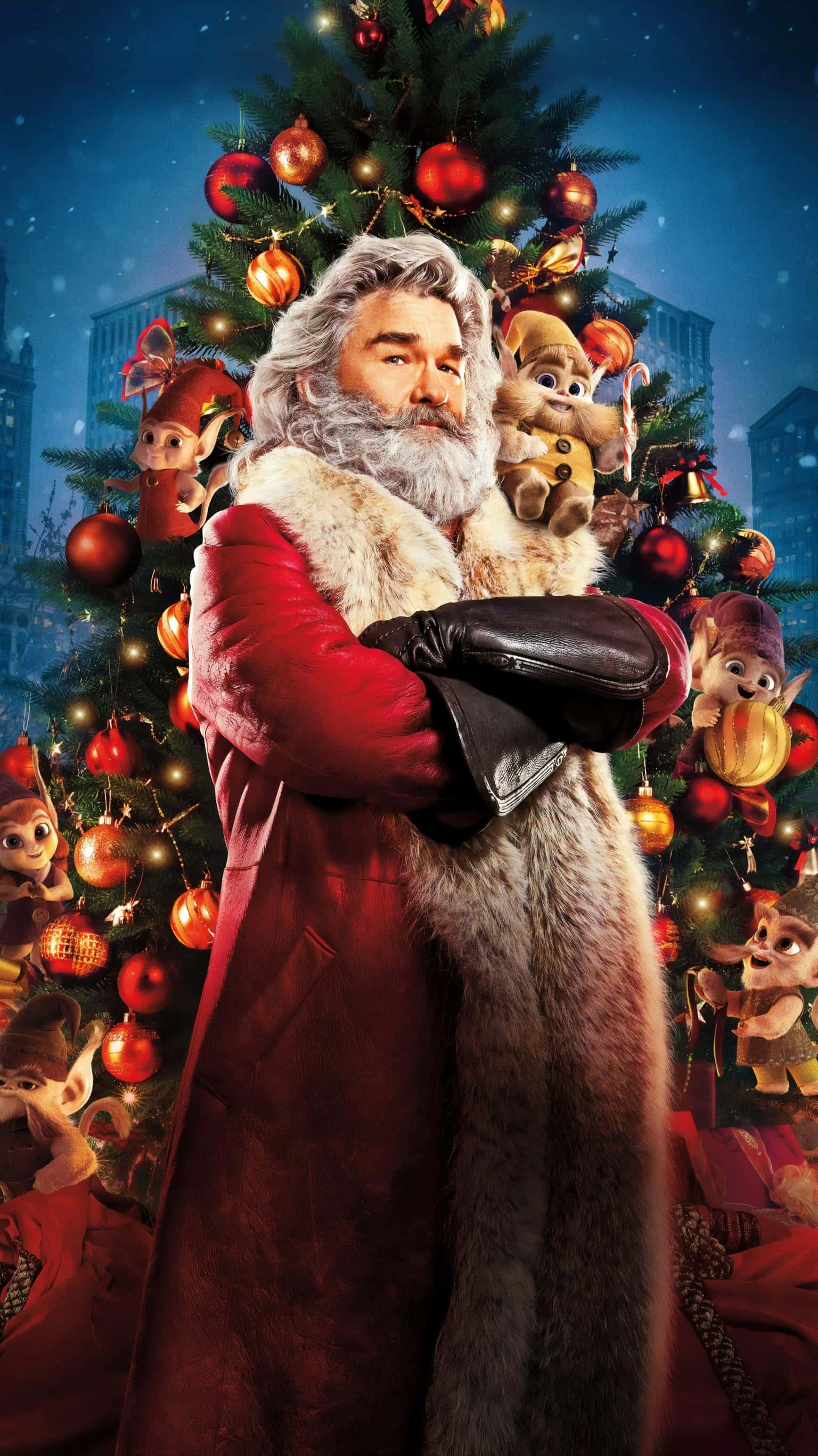 Christmas Movie 桌布 壁紙 — 聖誕老人自豪地站在一棵裝飾華麗的聖誕樹旁，動畫花栗鼠從裝飾品中探出頭來，背景是白雪皚皚的城市。