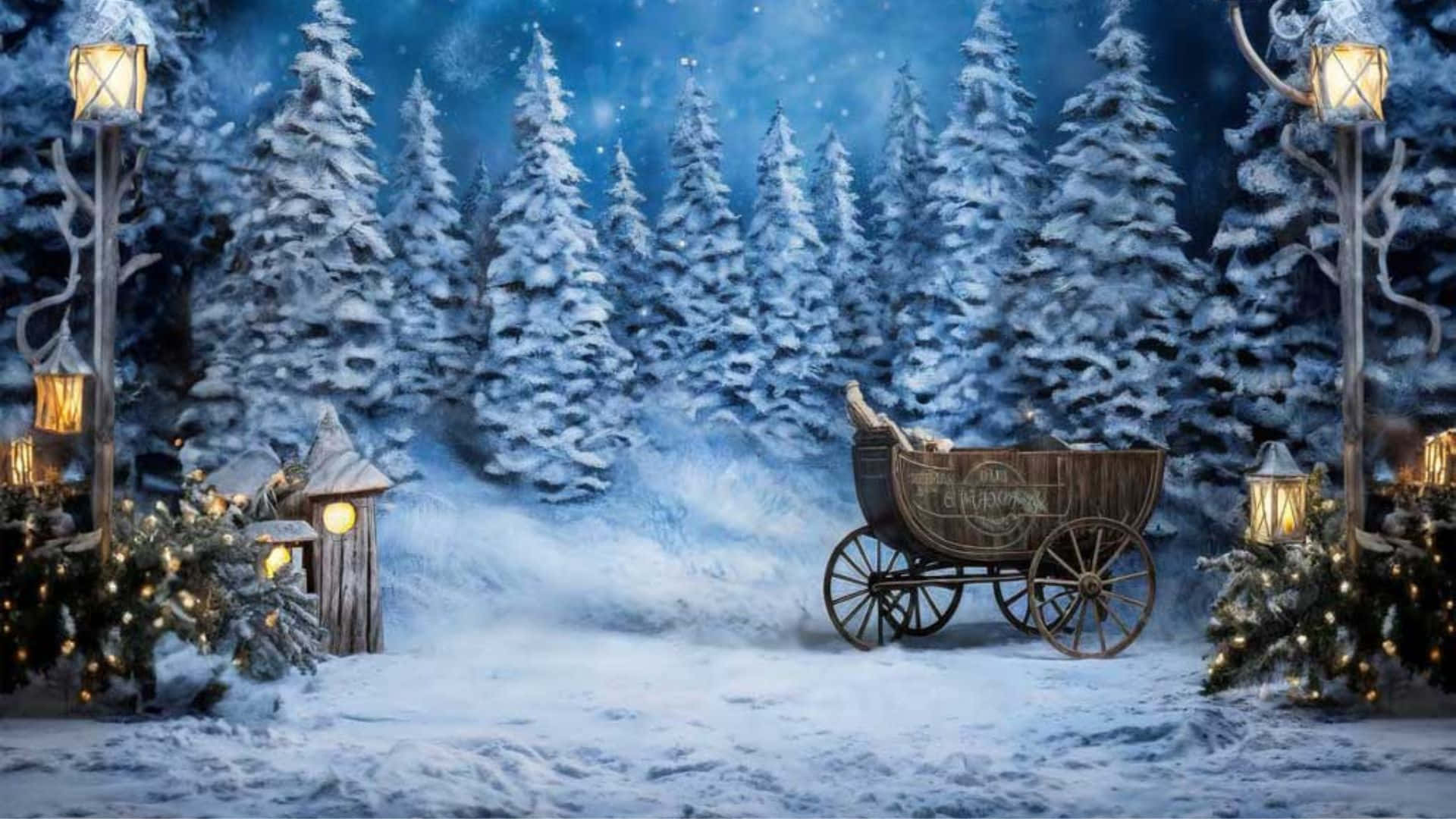 聖誕雪林場景 壁紙 — 一輛復古木製馬車在夜晚的雪地森林中停歇，被松樹上發光的燈籠和閃爍的燈光照亮。