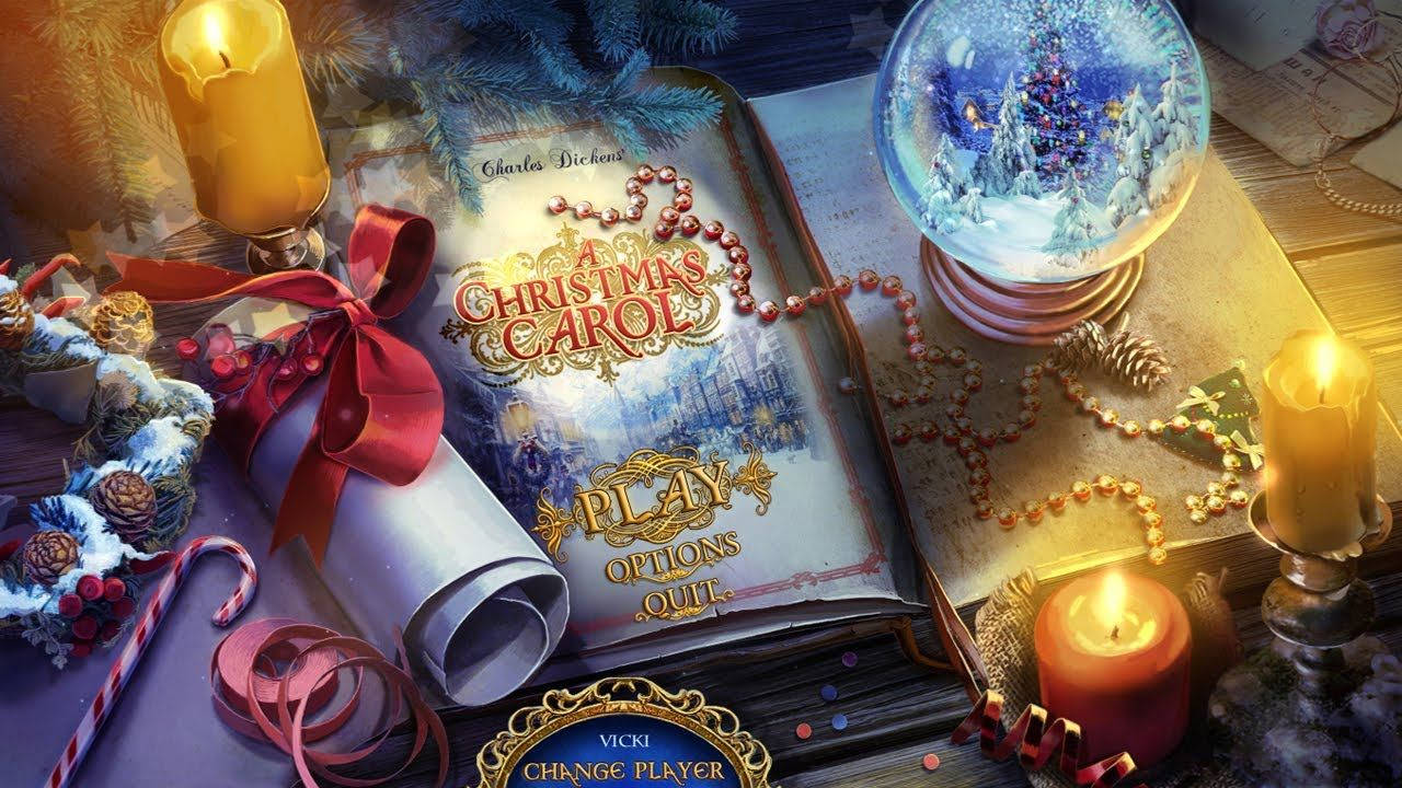 《聖誕頌》書籍 壁紙 — 一個舒適的聖誕遊戲選單，包含發光的雪球、點燃的蠟燭和一本經典的《聖誕頌歌》書籍，放在質樸的木桌上。