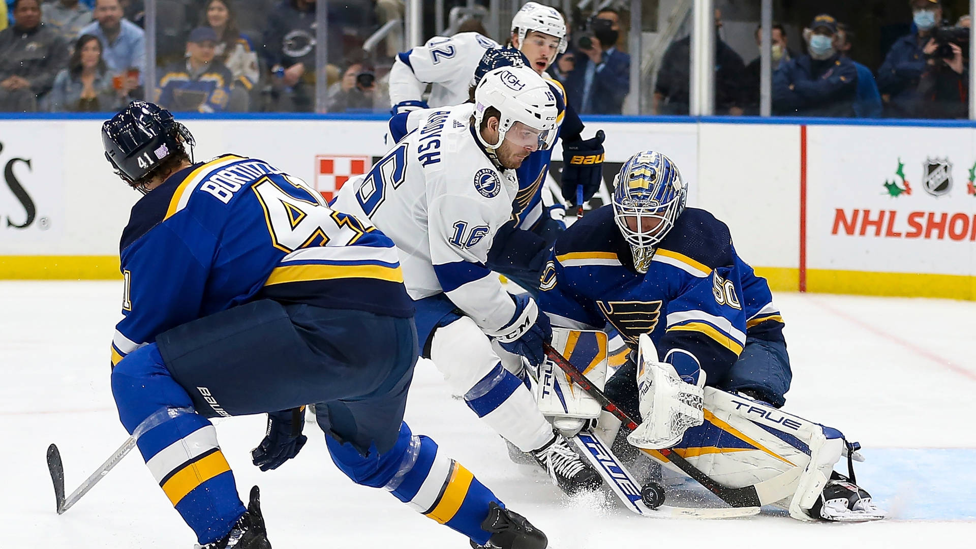冰球運動員在NHL比賽中在球門附近競爭。