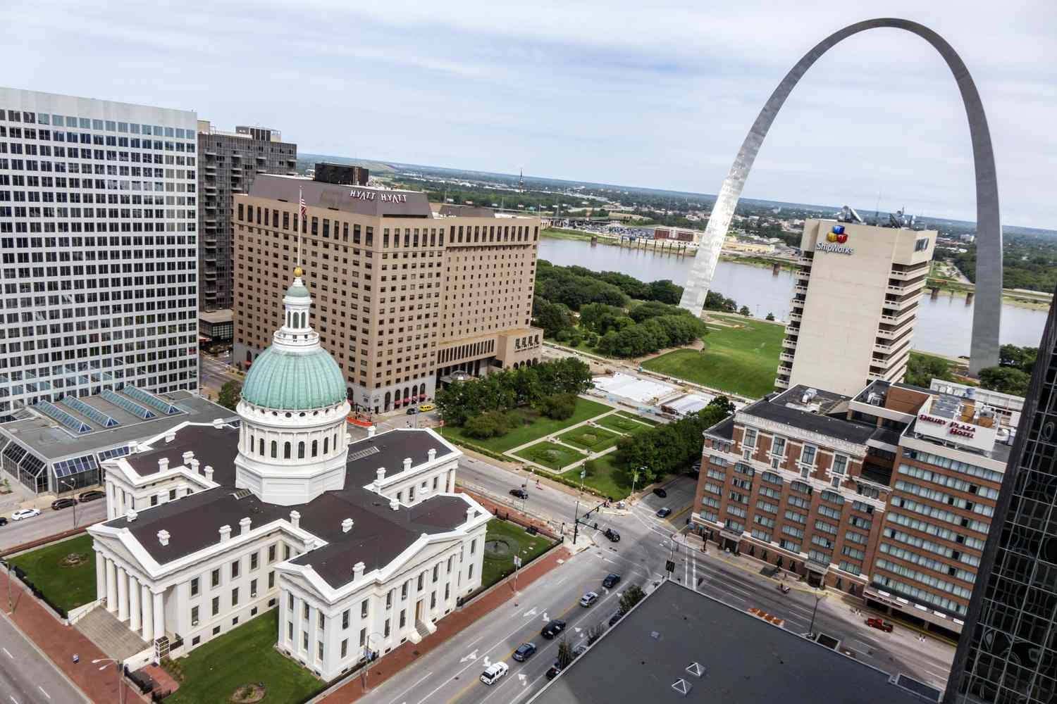 從上方俯瞰聖路易斯天際線，包括 Gateway Arch 和舊法院大樓。