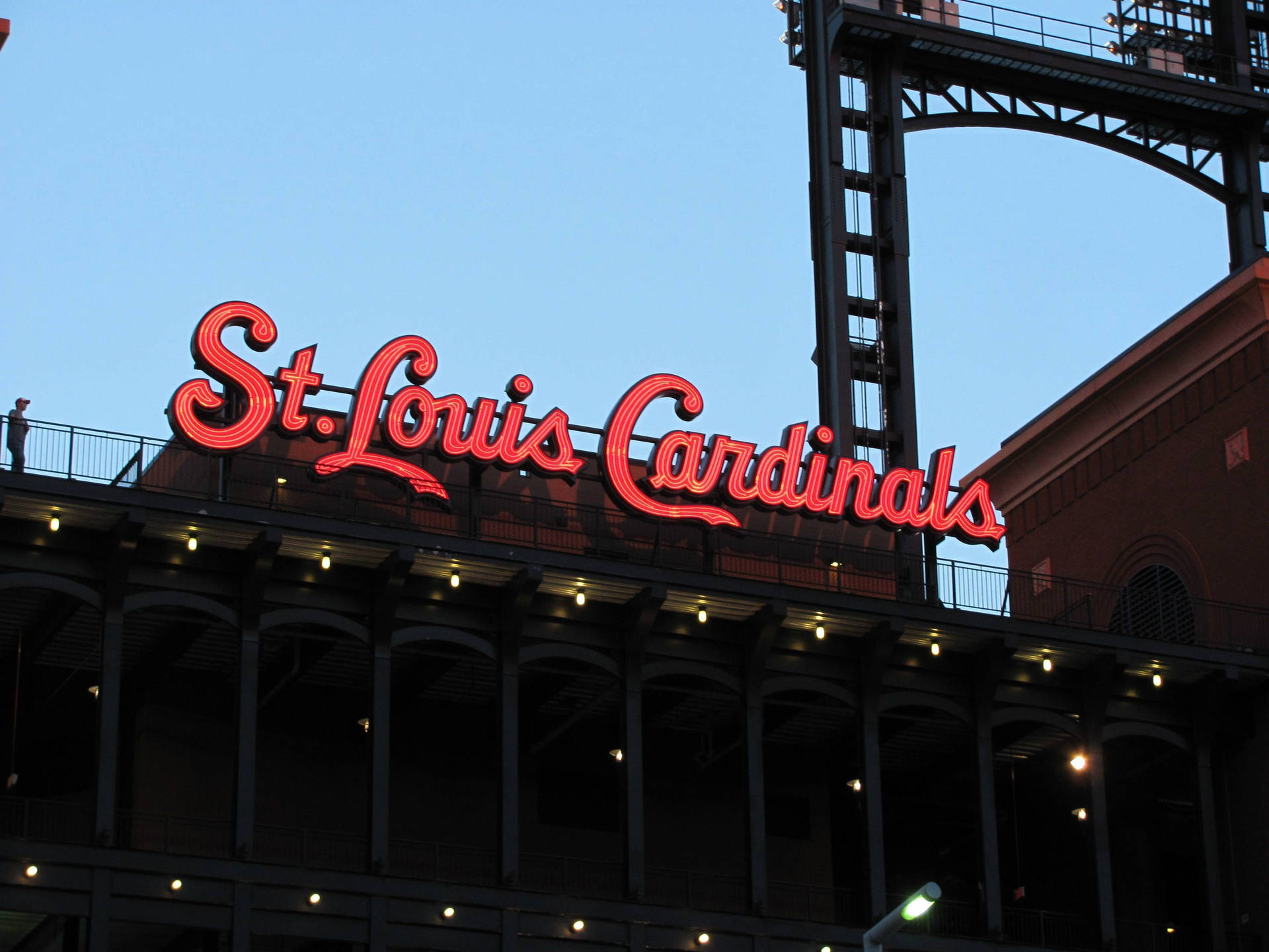 黃昏時分，棒球場上的紅色 Cardinals 霓虹燈牌。