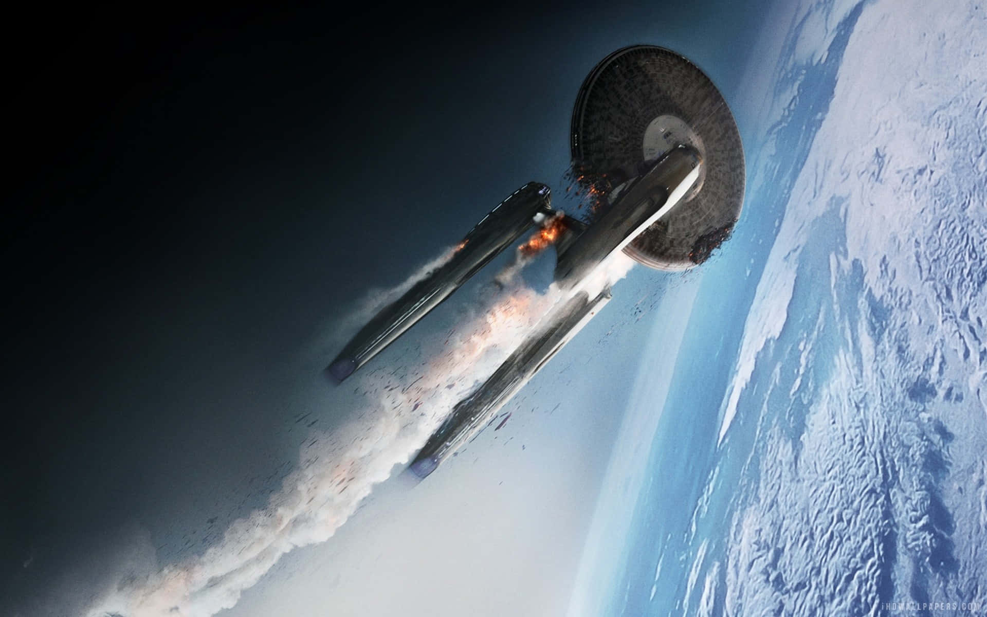 受損的星艦帶著熾熱的排氣，在藍色行星上方飛行。